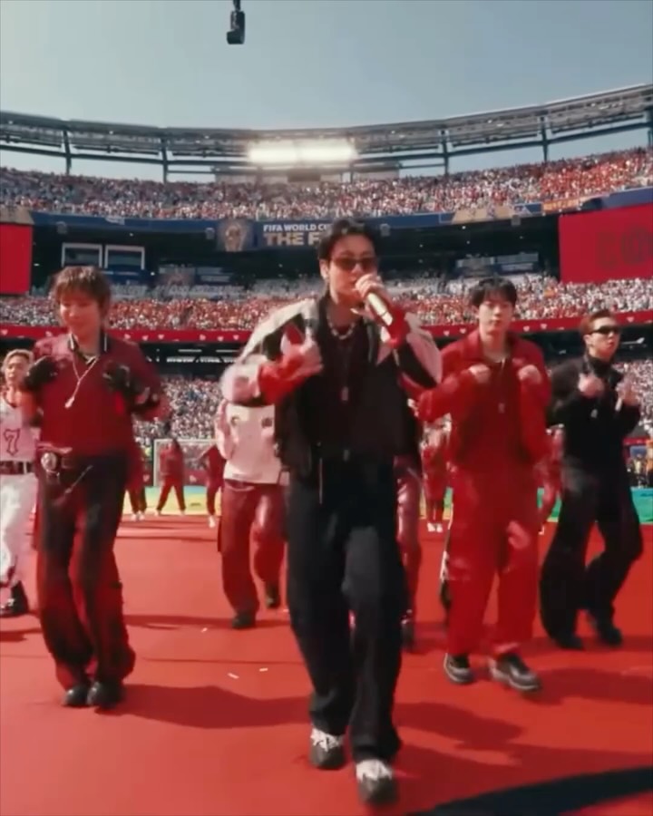 BTS, FIFA 월드컵 결승전 역사상 첫 하프타임 쇼 무대 — Look 4