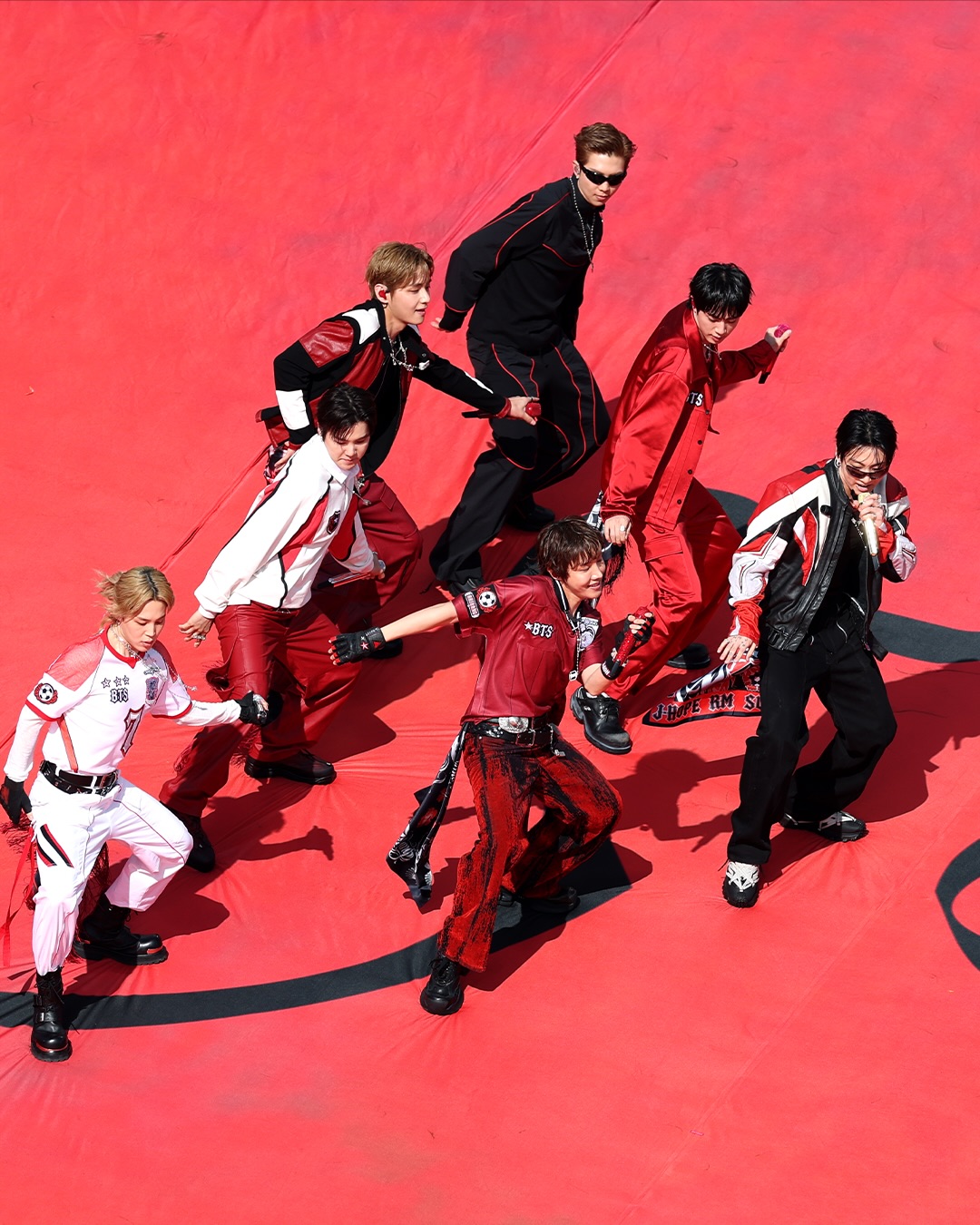 BTS, FIFA 월드컵 결승전 역사상 첫 하프타임 쇼 무대 — Look 6