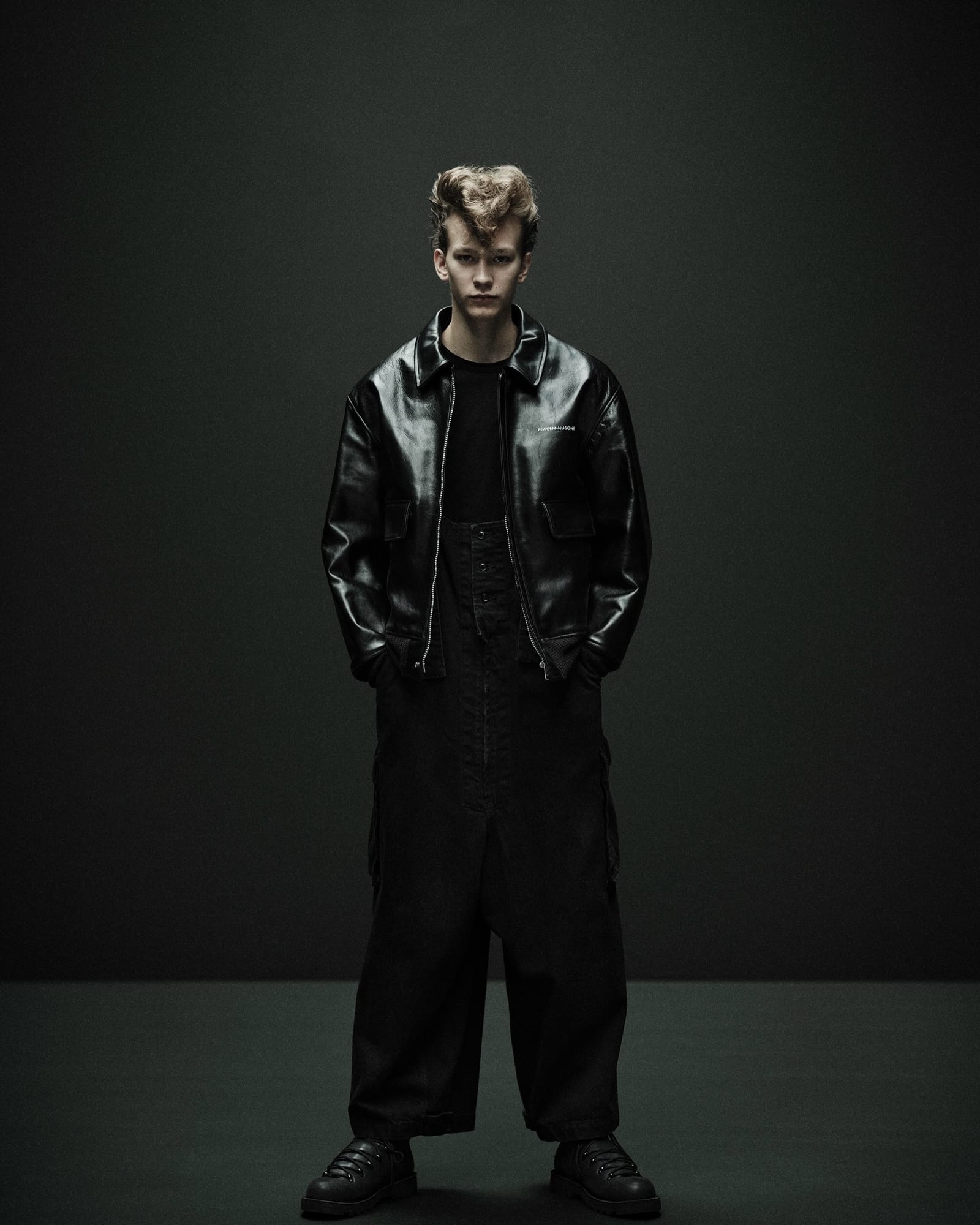 데이지 위에 핀업 걸이 앉았다 — peaceminusone, Look 6