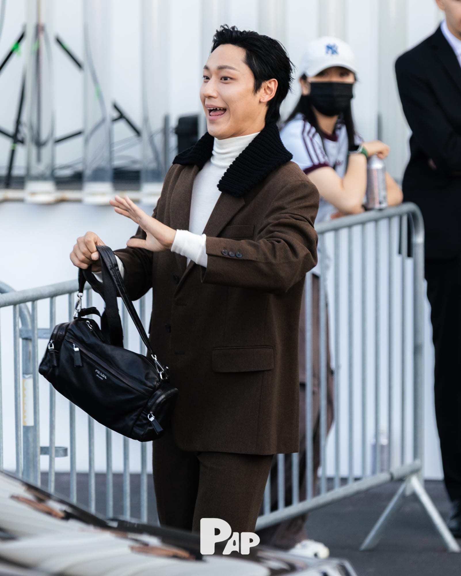 이도현, 밀라노 햇살 속 프라다 쇼장에서 — lee do-hyun, Look 2