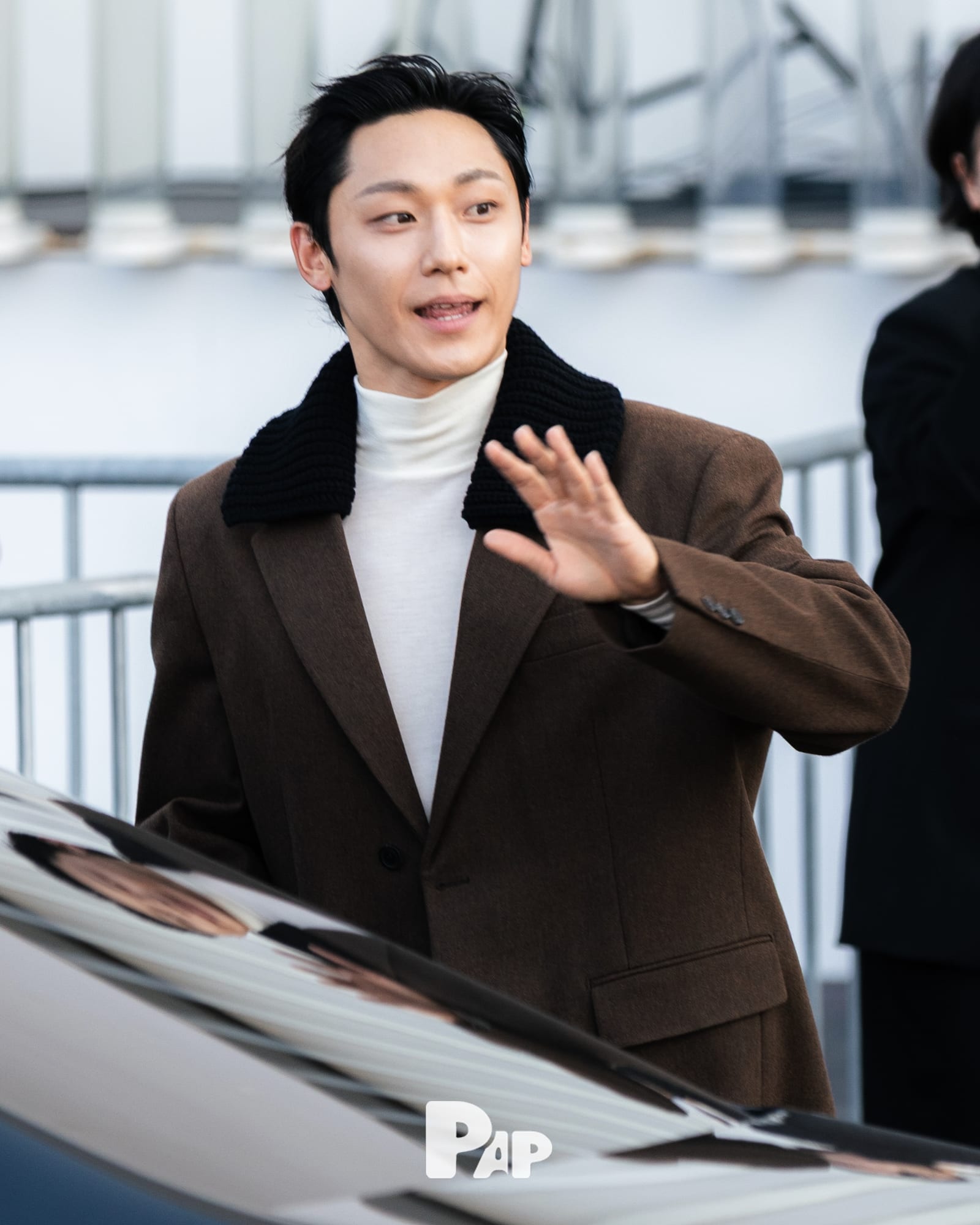 이도현, 밀라노 햇살 속 프라다 쇼장에서 — lee do-hyun, Look 4