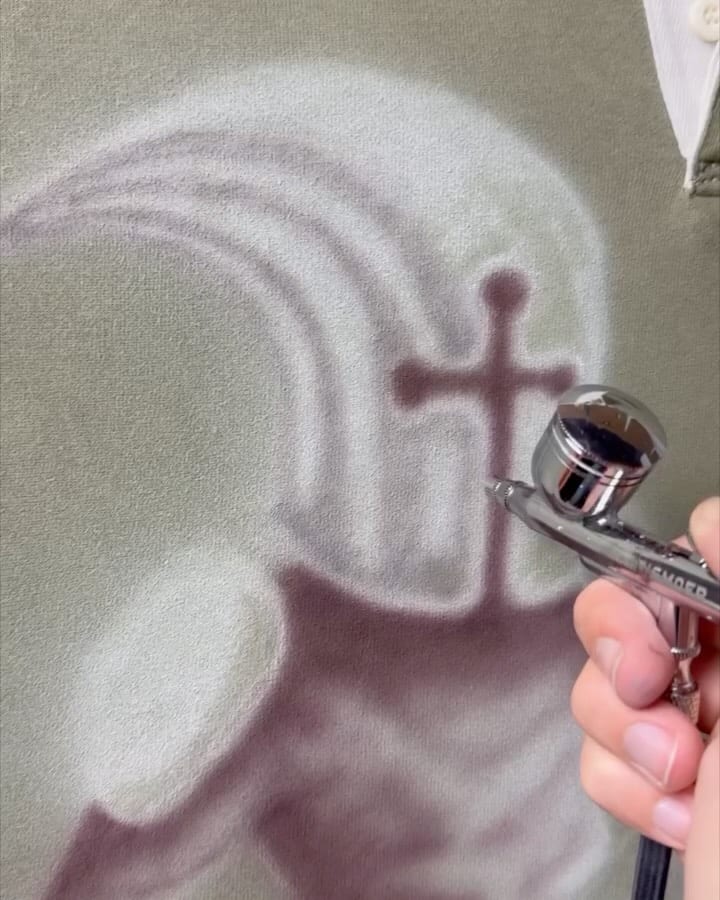 에어브러시로 셔츠 위에 그린 기묘한 초상 — airbrush, Look 9