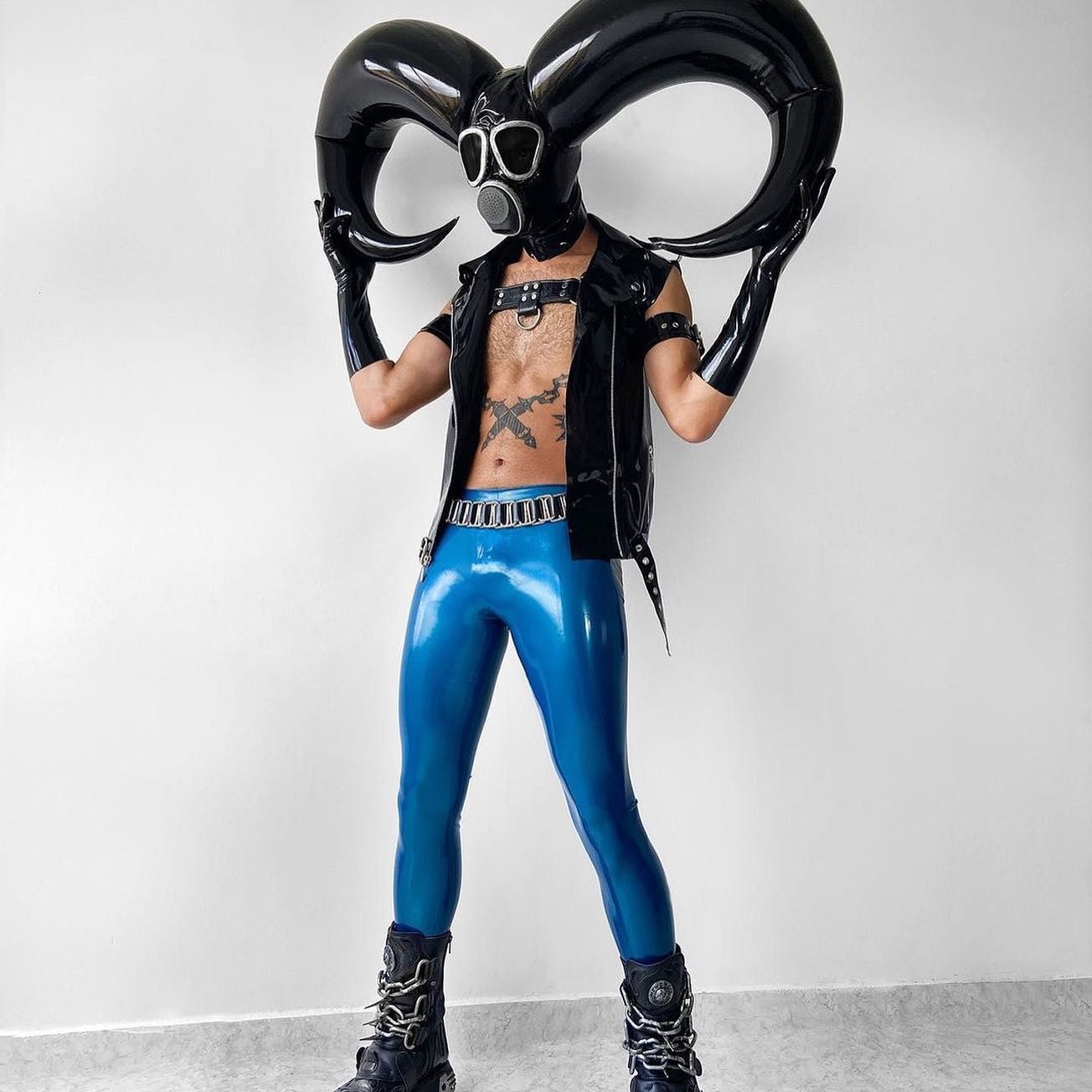 빌런 스타일로 주목받는 패션 인스타그래머 @rubberdei — Look 3