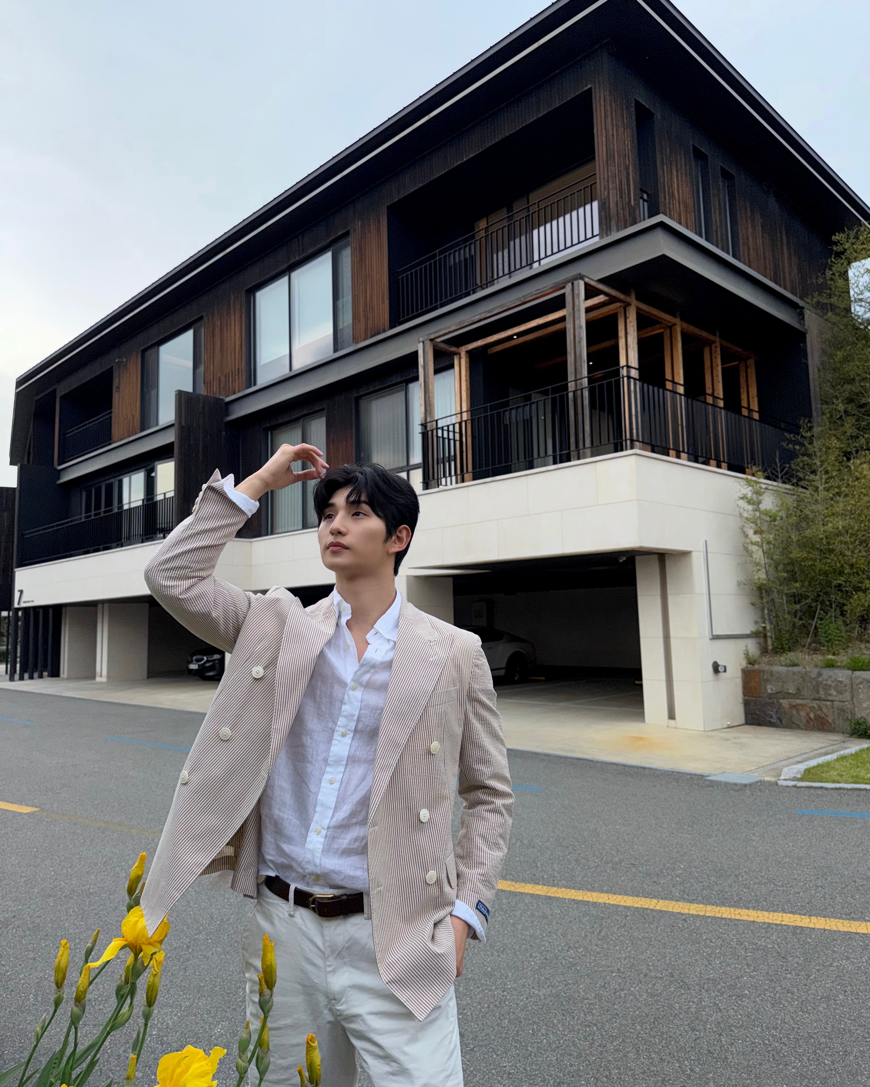 여름엔 클래식도 가볍게, 리넨 셔츠의 귀환 — Look 3