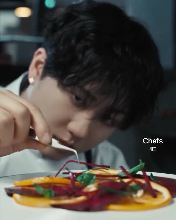 스트레이 키즈, 기묘한 세계관 담은 신보 'THIS & THAT' 트레일러 공개 — Look 6