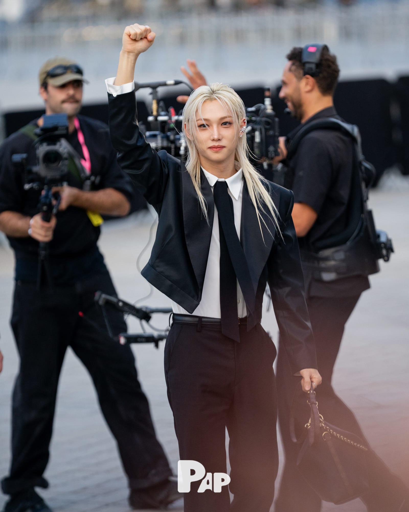 주먹 불끈, 필릭스가 루브르를 지나쳐 가다 — felix, Look 2