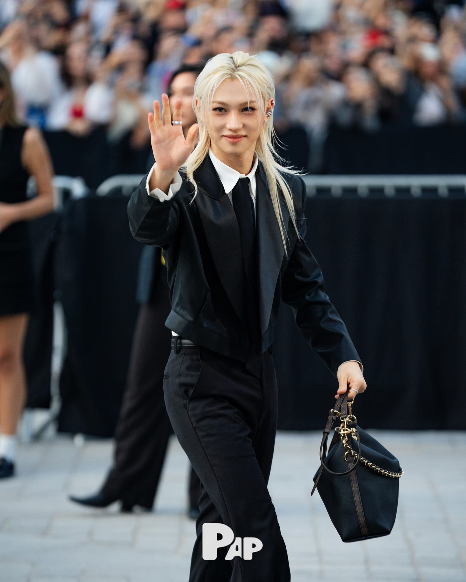 주먹 불끈, 필릭스가 루브르를 지나쳐 가다 — felix, Look 5