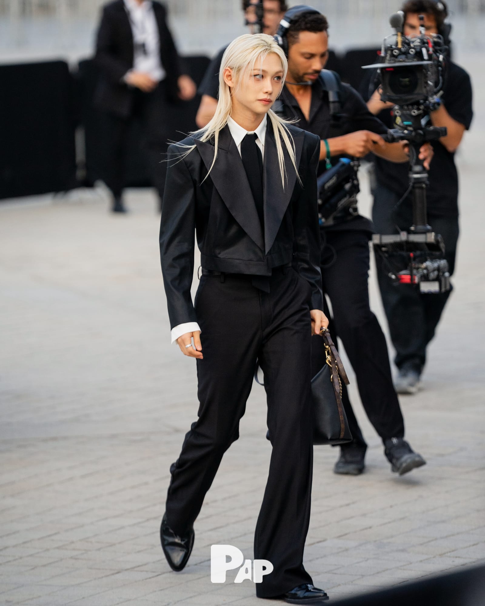 주먹 불끈, 필릭스가 루브르를 지나쳐 가다 — felix, Look 6