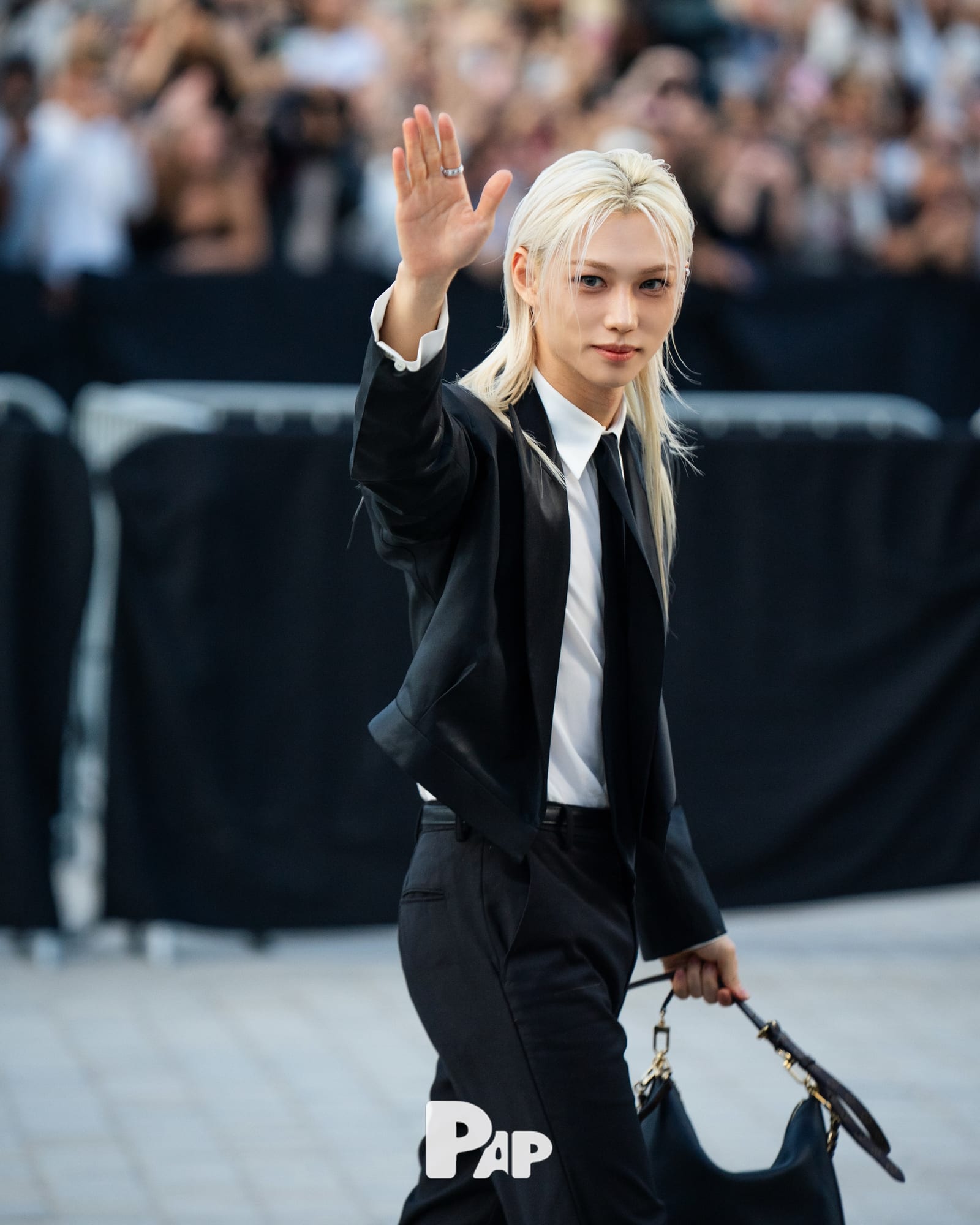 주먹 불끈, 필릭스가 루브르를 지나쳐 가다 — felix, Look 7