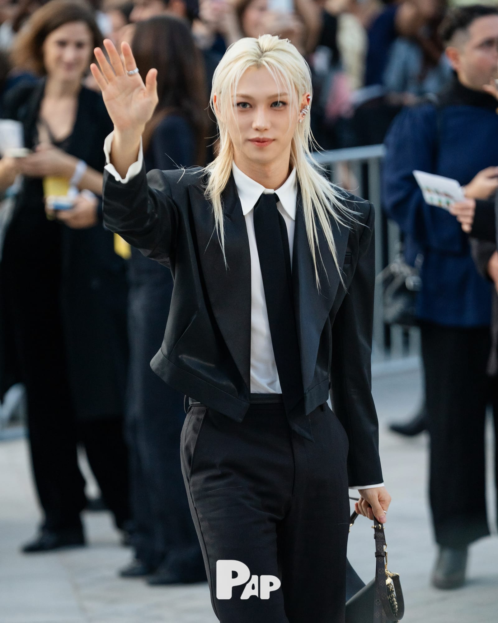 주먹 불끈, 필릭스가 루브르를 지나쳐 가다 — felix, Look 9