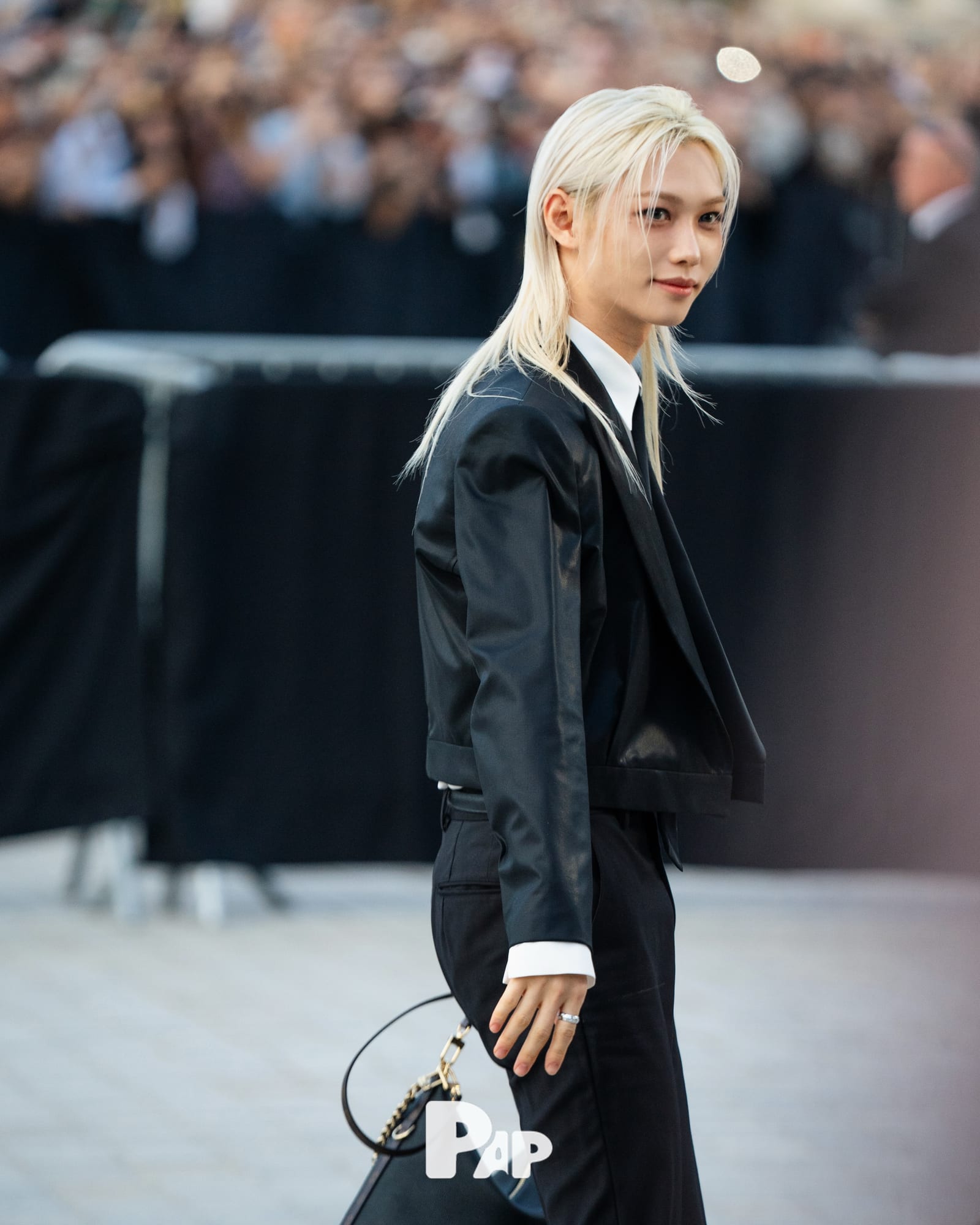 주먹 불끈, 필릭스가 루브르를 지나쳐 가다 — felix, Look 10