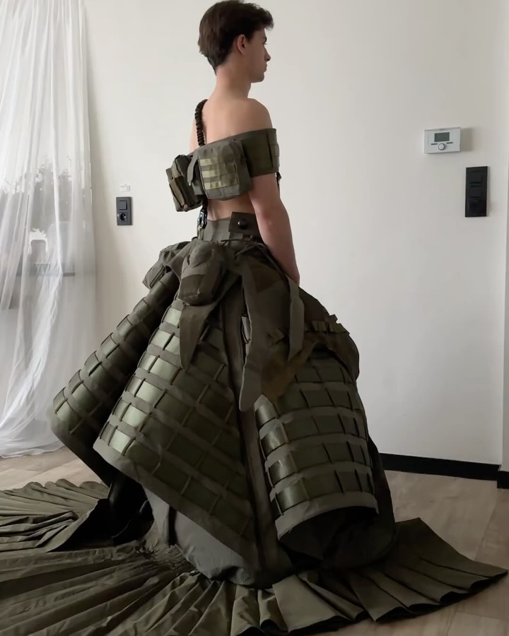 전쟁의 공포를 입다, 아오지에로우의 아머 웨딩드레스 — Look 4