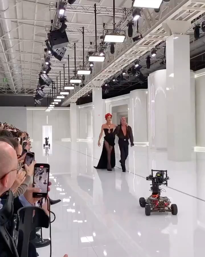 디스퀘어드2, 쌍둥이 컨셉의 24FW 런웨이로 밀라노를 사로잡다 — Look 2