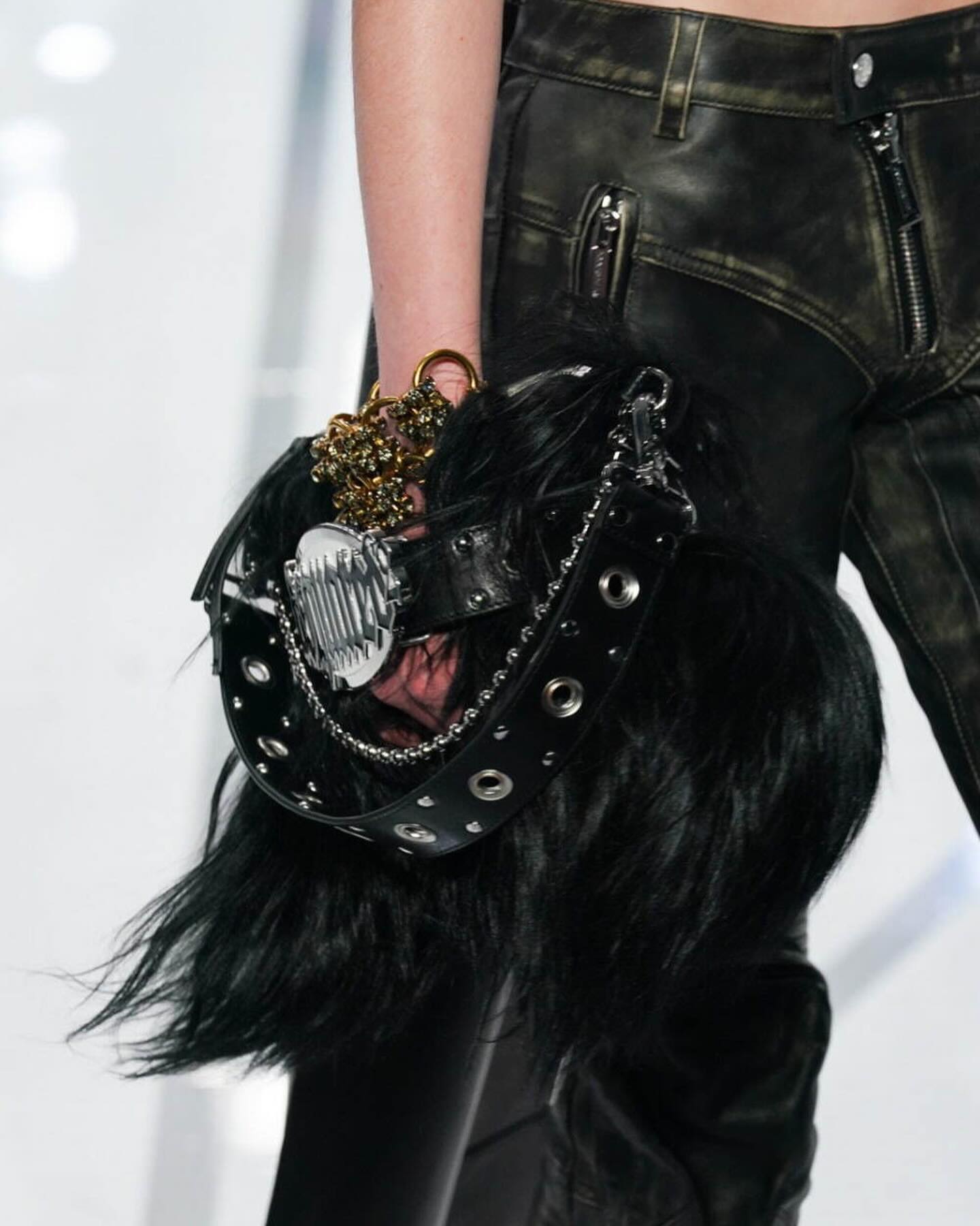 디스퀘어드2, 쌍둥이 컨셉의 24FW 런웨이로 밀라노를 사로잡다 — Look 9