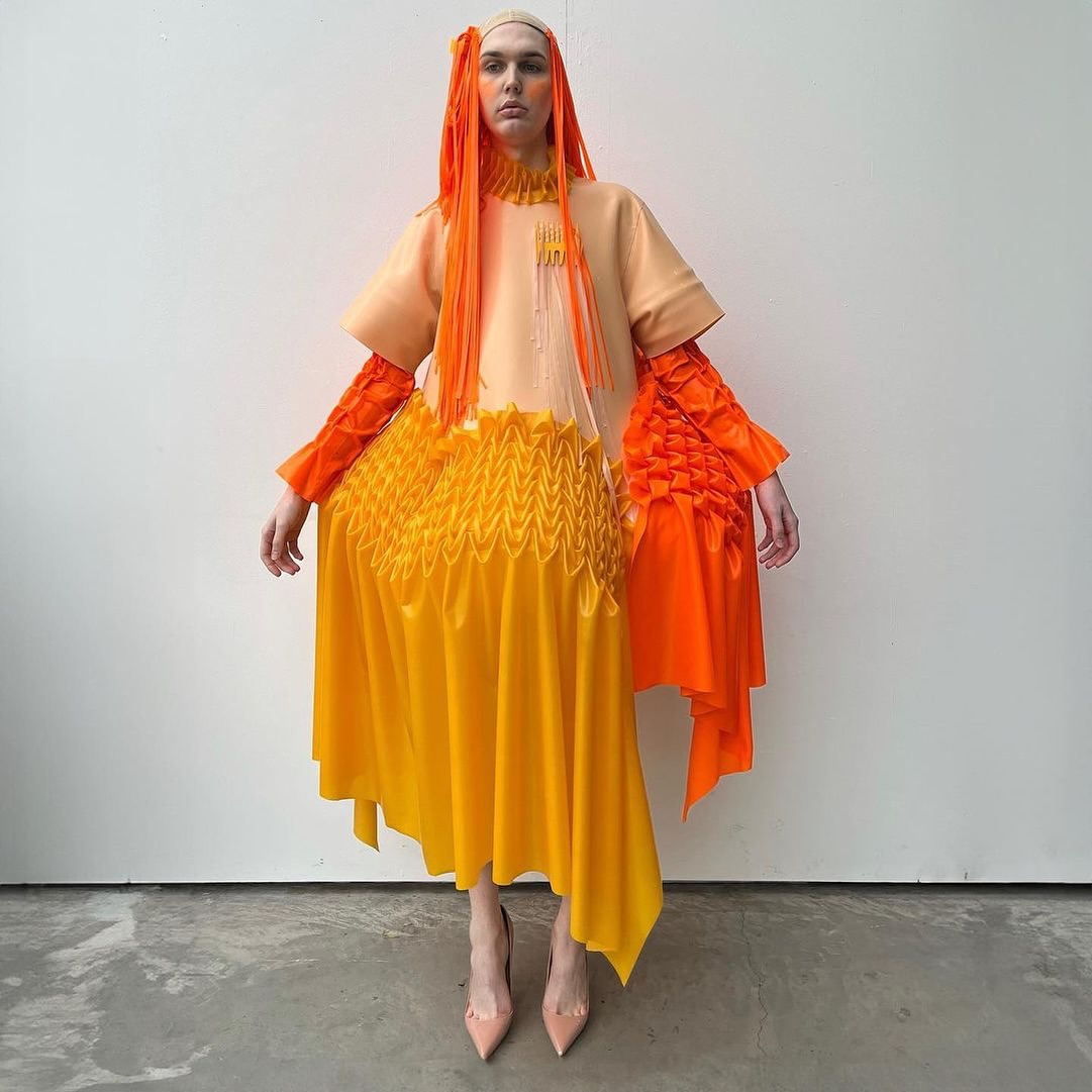버즈 샤트포드, 래텍스로 재해석한 팬티어 드레스 — Look 3