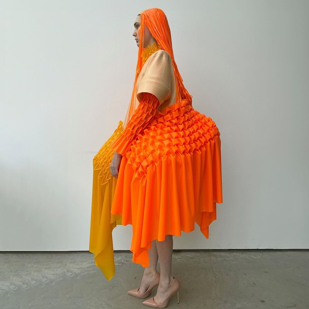 버즈 샤트포드, 래텍스로 재해석한 팬티어 드레스 — Look 4
