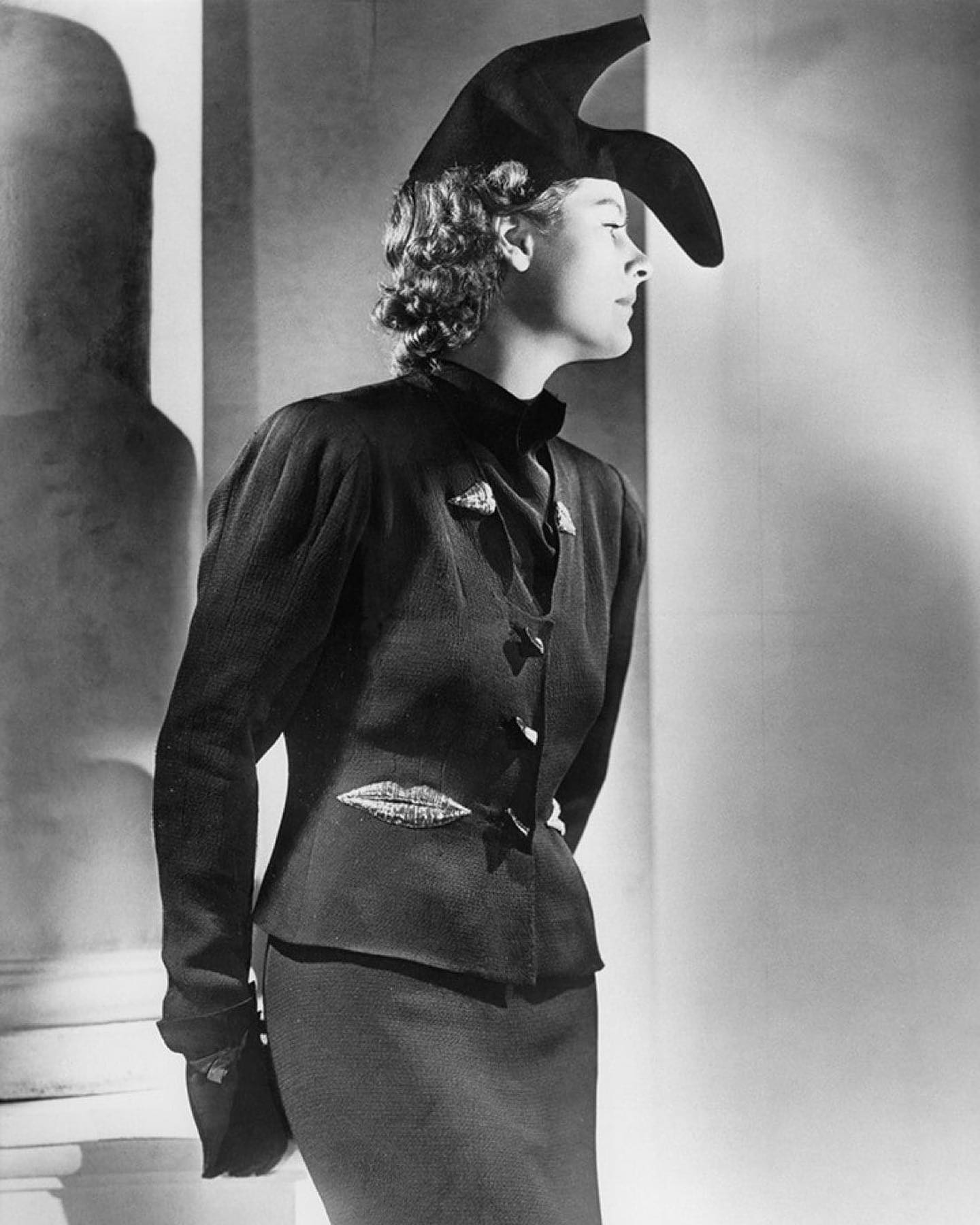 스키아파렐리와 살바도르 달리, 1930년대 초현실주의 패션의 시작 — Look 2