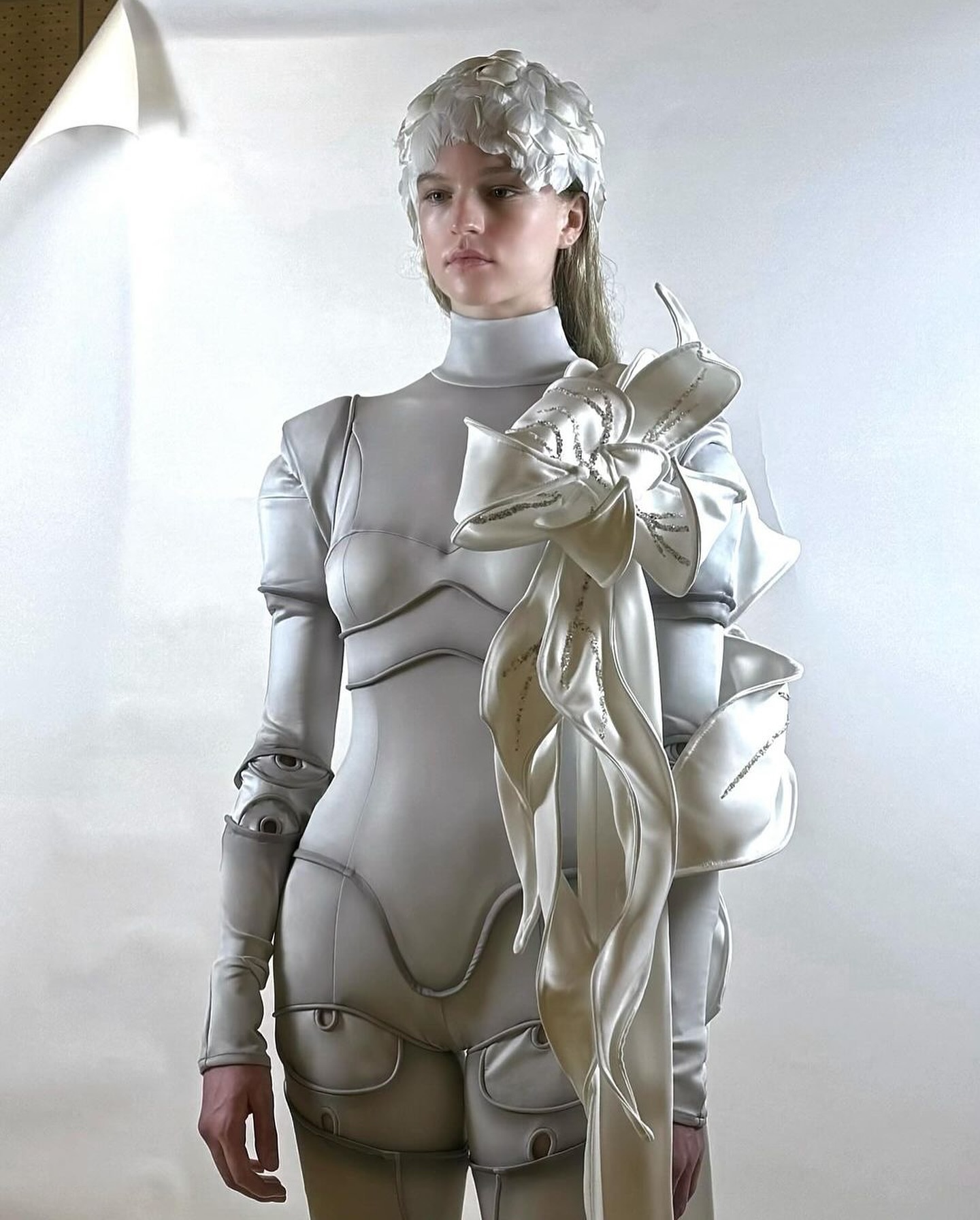 로봇과 천사의 만남, Lynx Ziqi의 파슨스 MFA 2024 컬렉션 — Look 2