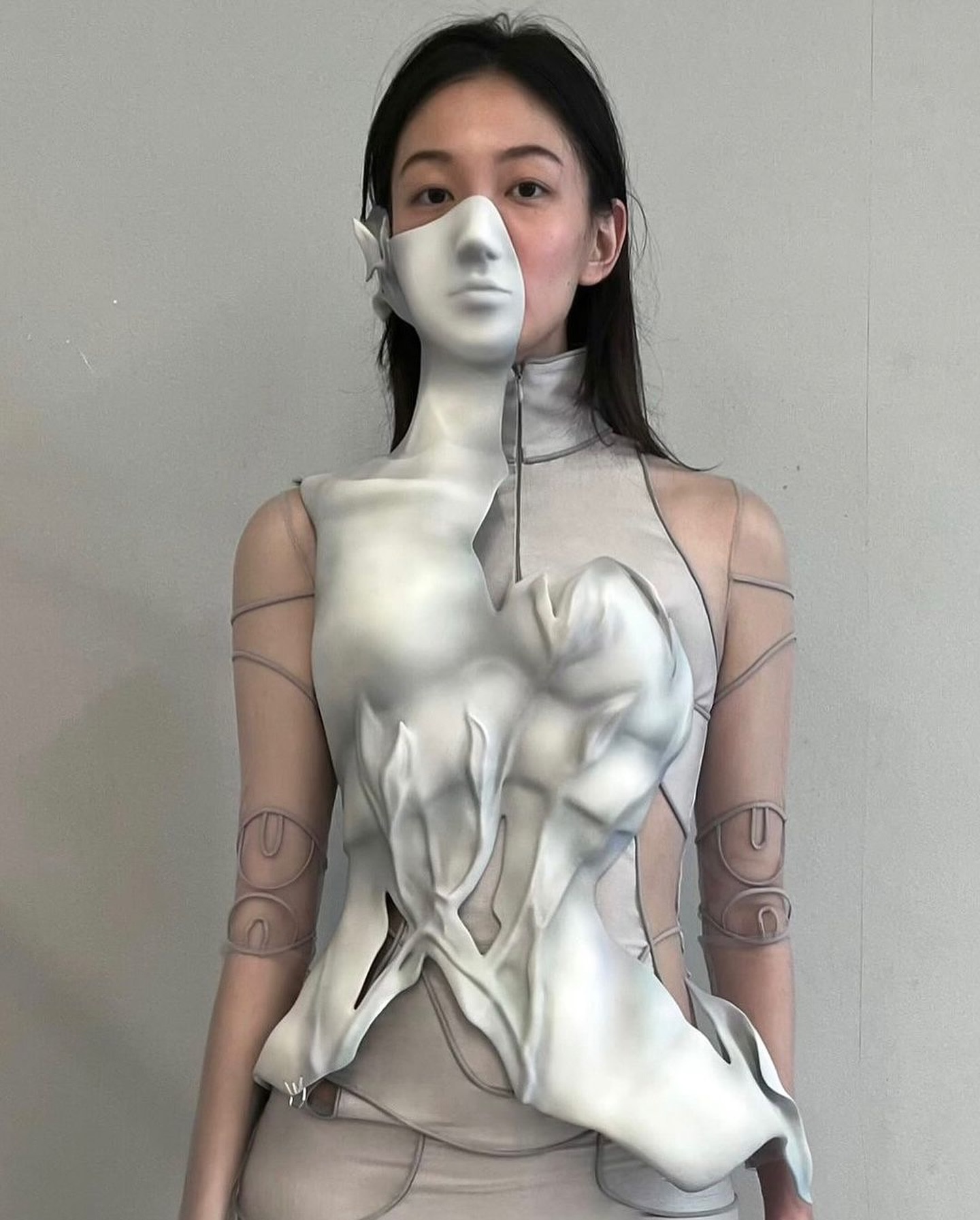 로봇과 천사의 만남, Lynx Ziqi의 파슨스 MFA 2024 컬렉션 — Look 3