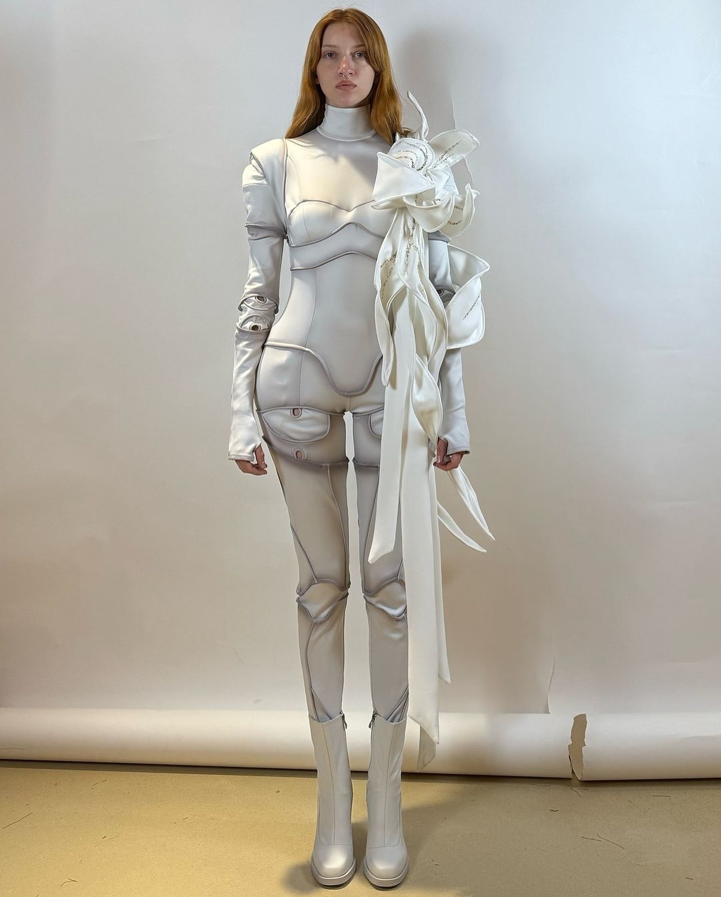 로봇과 천사의 만남, Lynx Ziqi의 파슨스 MFA 2024 컬렉션 — Look 5
