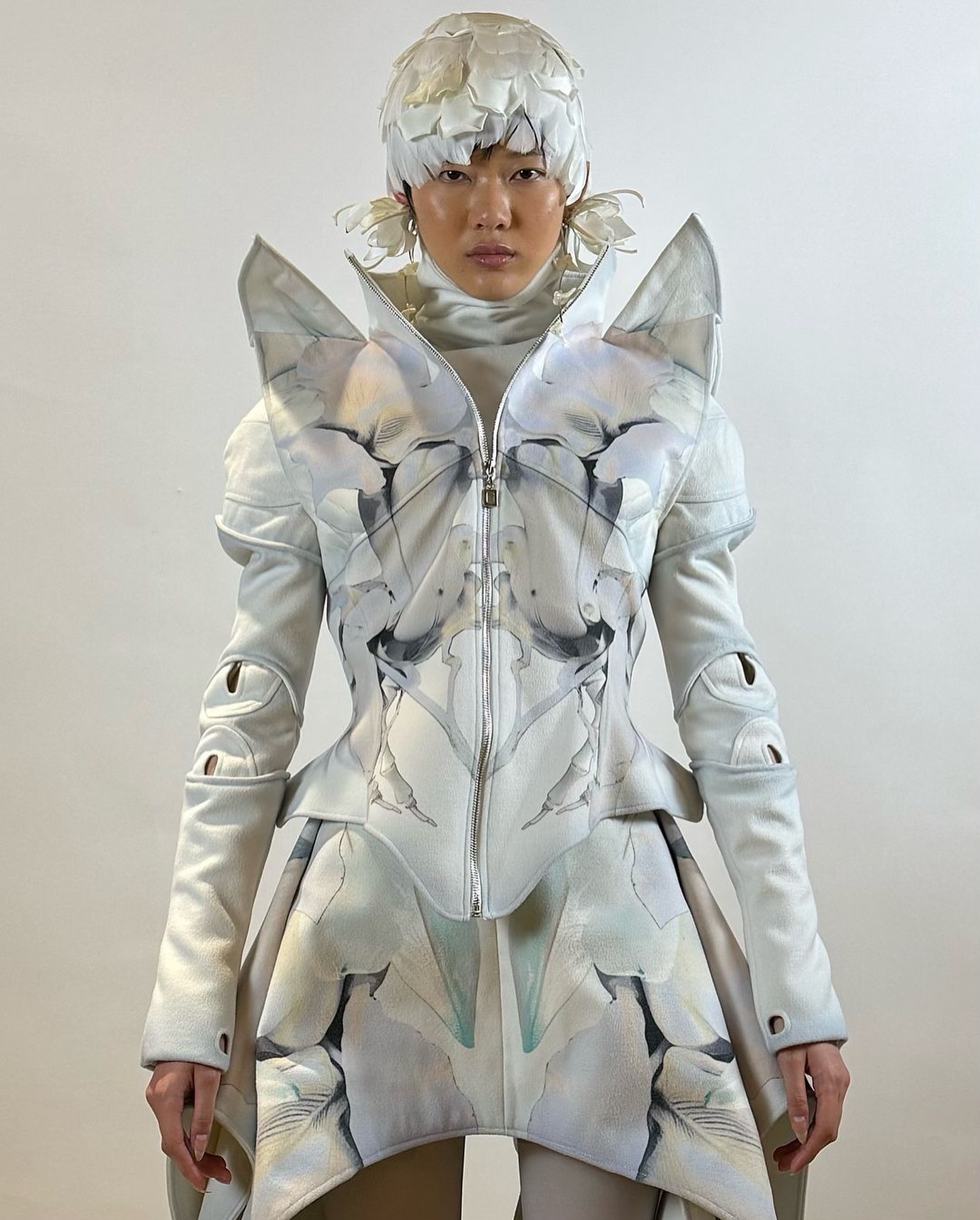 로봇과 천사의 만남, Lynx Ziqi의 파슨스 MFA 2024 컬렉션 — Look 7