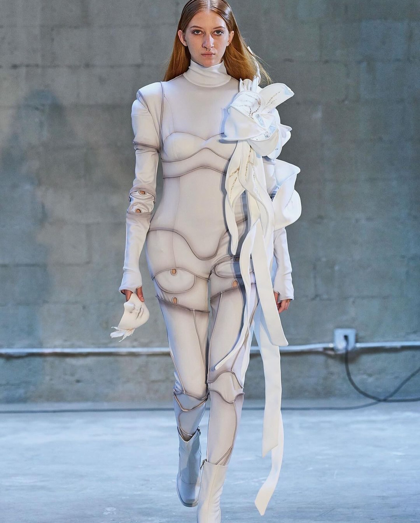 로봇과 천사의 만남, Lynx Ziqi의 파슨스 MFA 2024 컬렉션 — Look 10