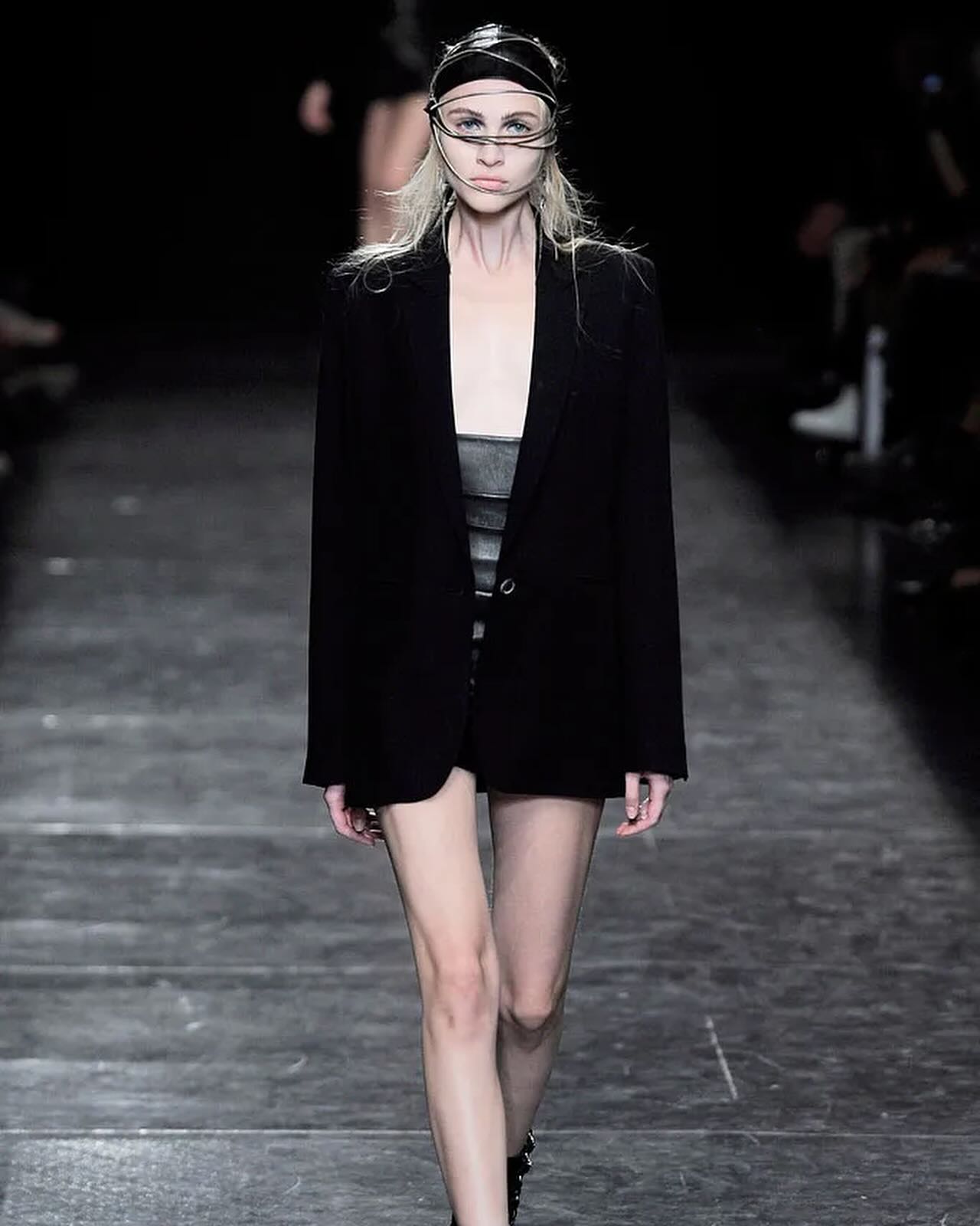 안 드믈메스테르 2010 S/S, 꼬인 케이블과 체인으로 완성한 관능의 실루엣 — Look 2
