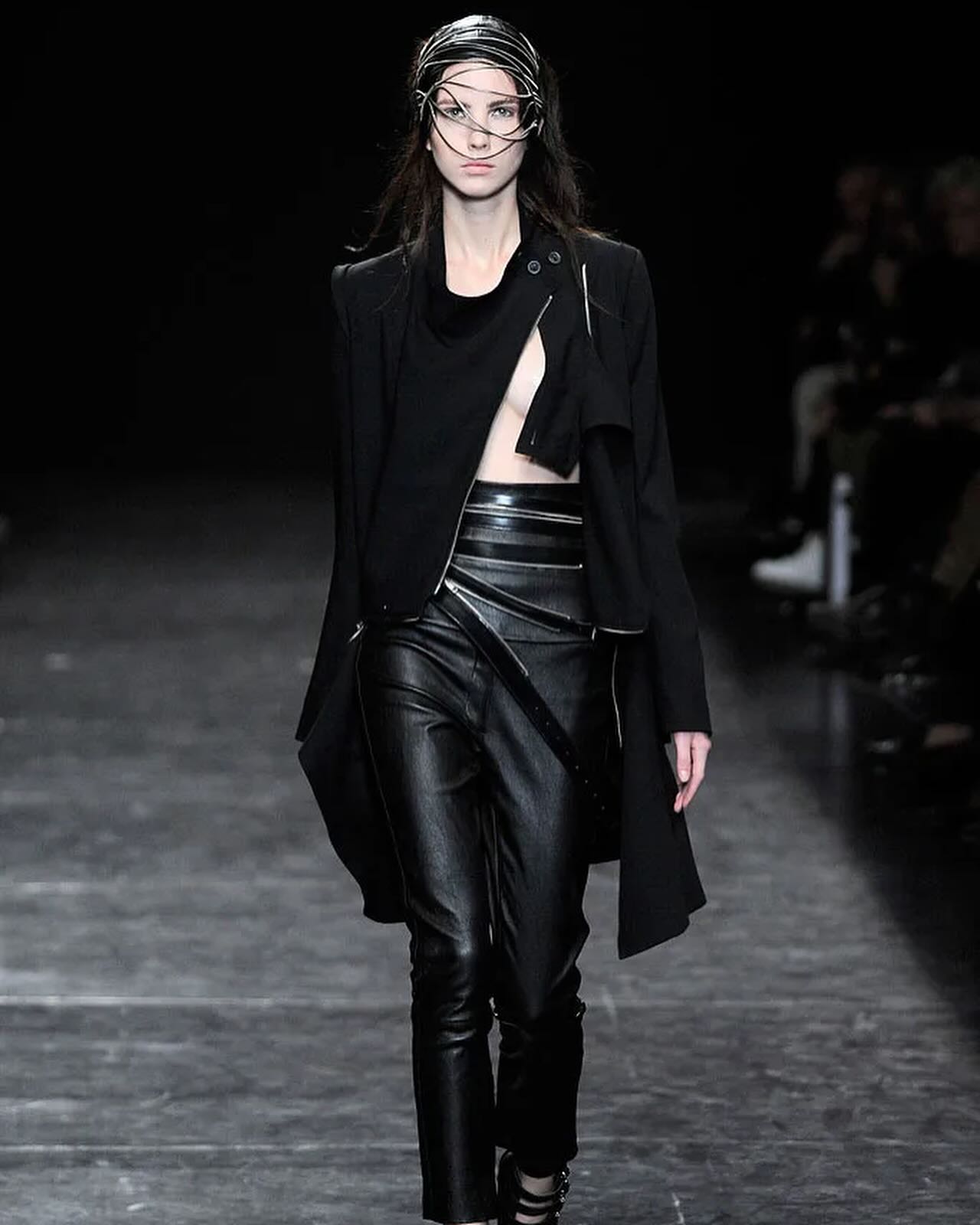 안 드믈메스테르 2010 S/S, 꼬인 케이블과 체인으로 완성한 관능의 실루엣 — Look 3