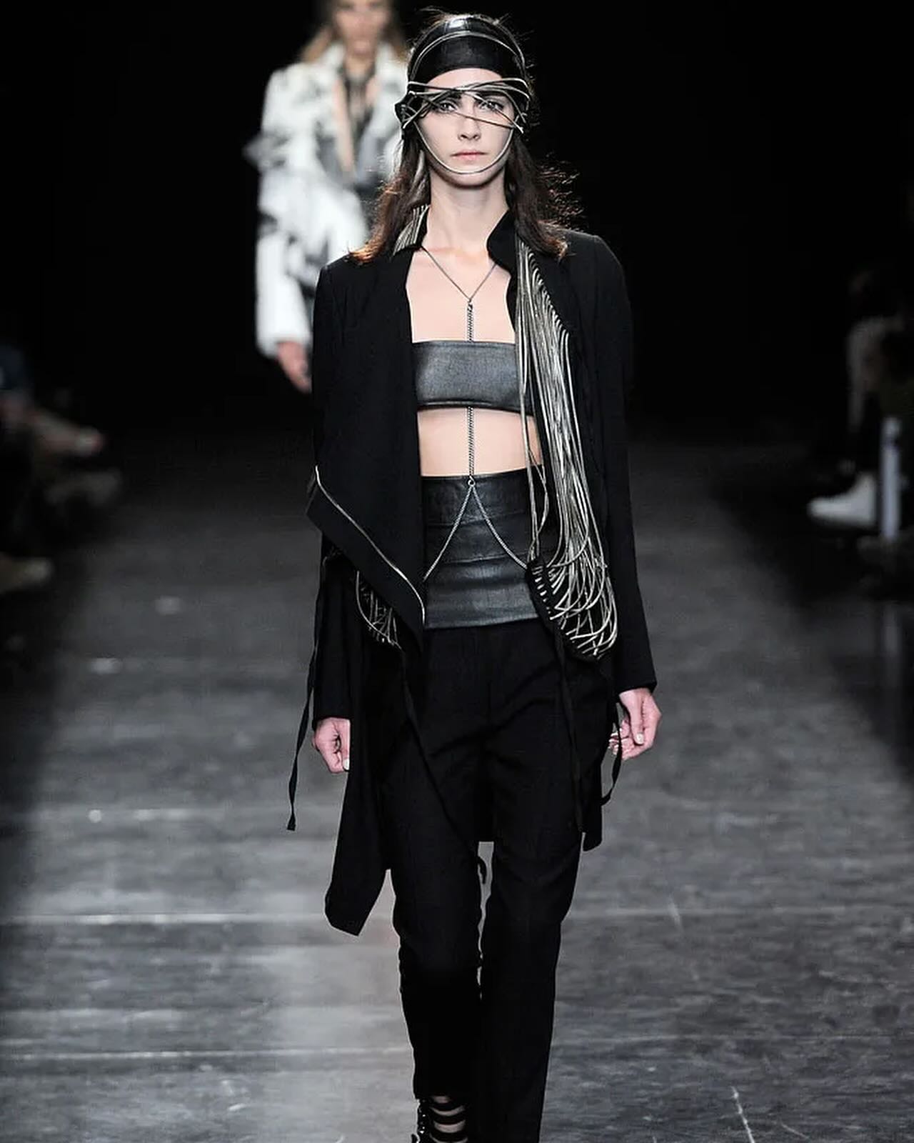 안 드믈메스테르 2010 S/S, 꼬인 케이블과 체인으로 완성한 관능의 실루엣 — Look 4