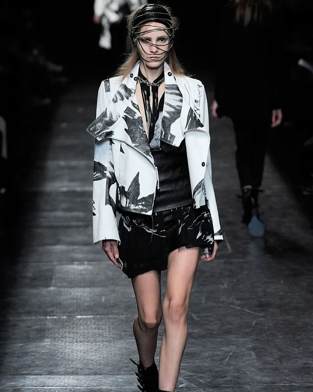 안 드믈메스테르 2010 S/S, 꼬인 케이블과 체인으로 완성한 관능의 실루엣 — Look 5