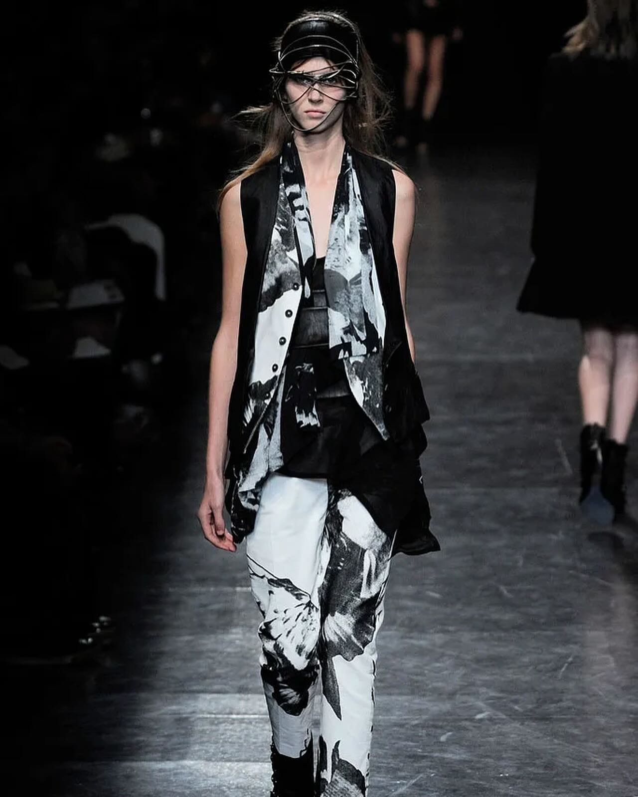 안 드믈메스테르 2010 S/S, 꼬인 케이블과 체인으로 완성한 관능의 실루엣 — Look 6