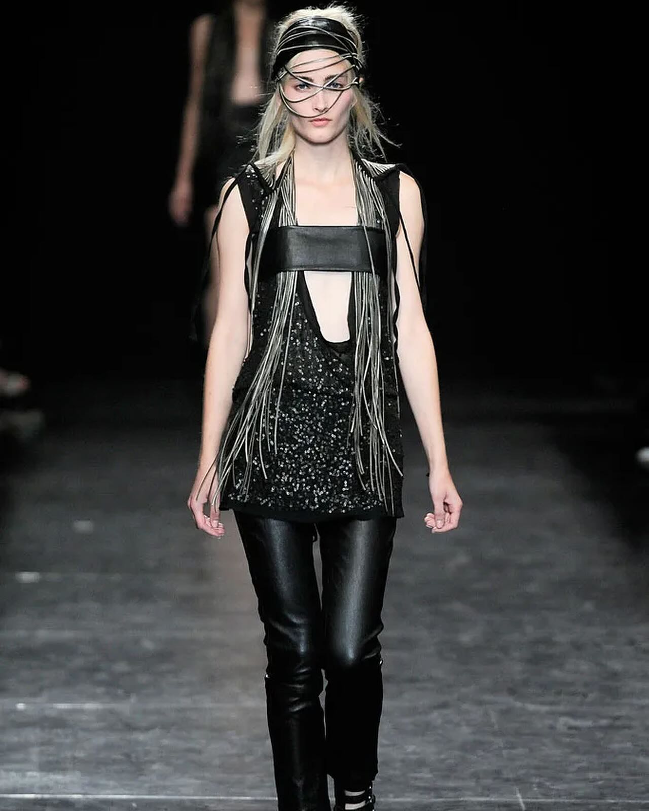 안 드믈메스테르 2010 S/S, 꼬인 케이블과 체인으로 완성한 관능의 실루엣 — Look 7