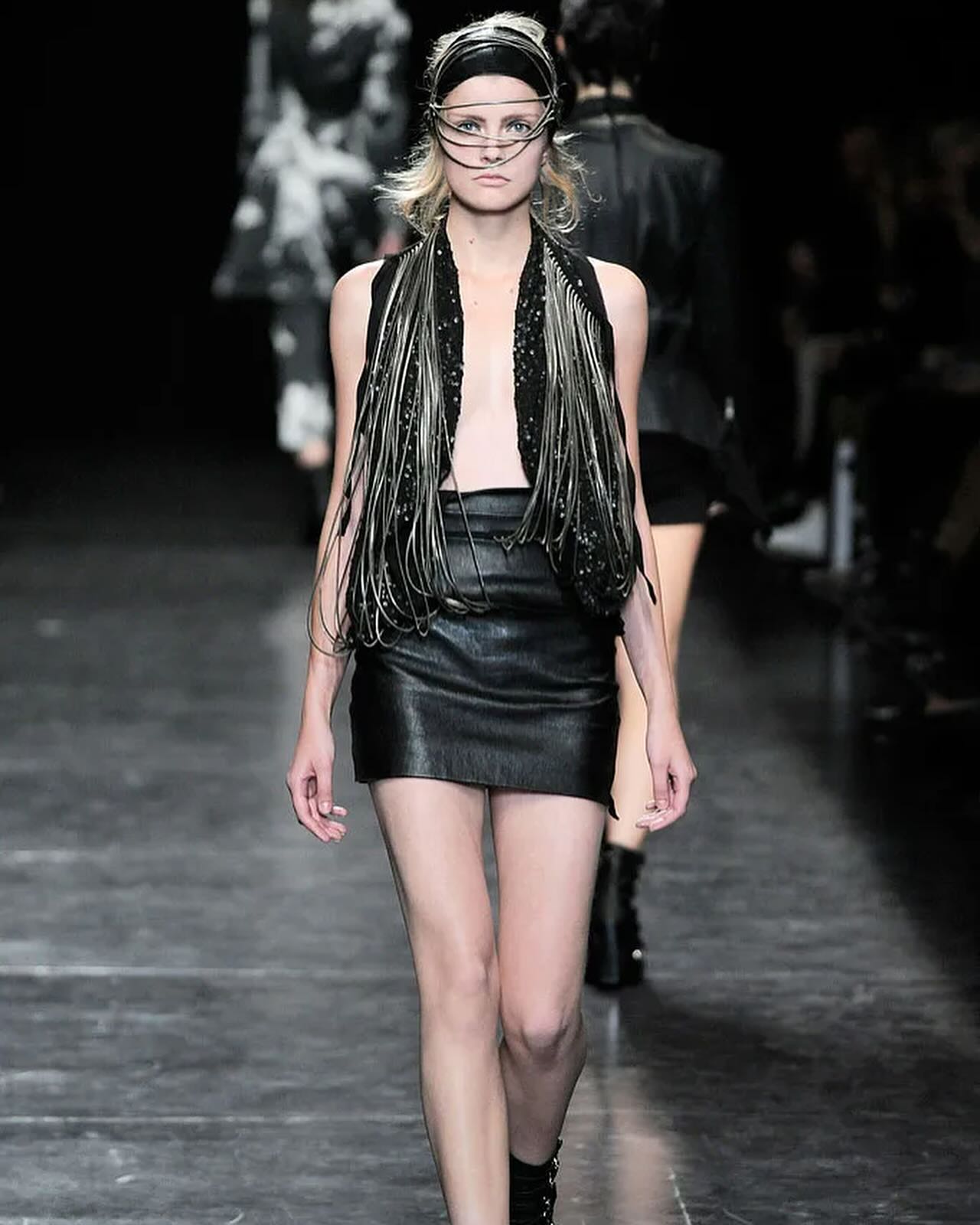 안 드믈메스테르 2010 S/S, 꼬인 케이블과 체인으로 완성한 관능의 실루엣 — Look 8