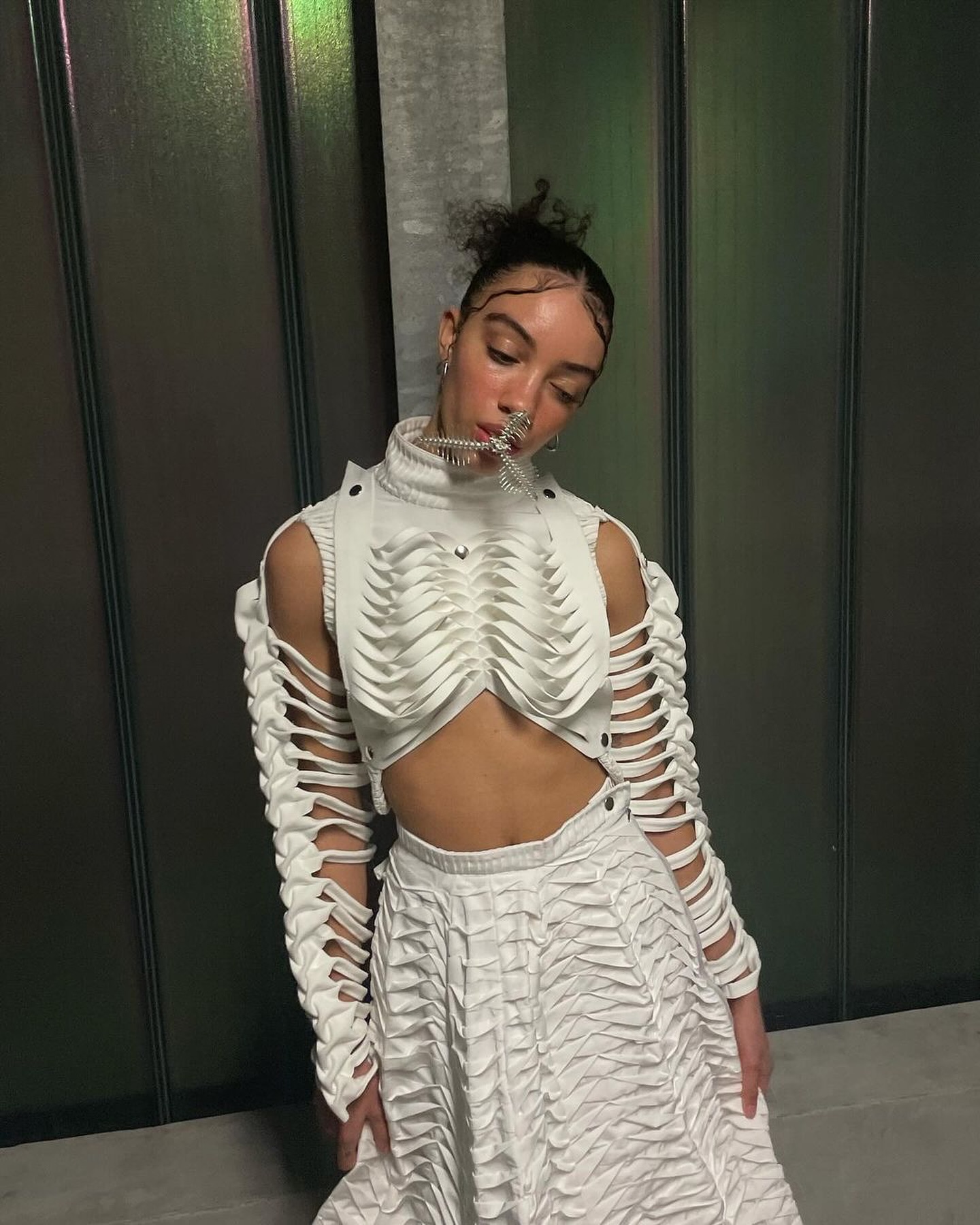 패션으로 말하는 의학적 불의와 역사적 고통 — Look 5
