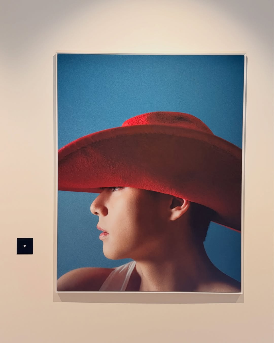 뷔, 두 번째 포토북 <V TYPE 非> 전시에 직접 등장 — Look 4
