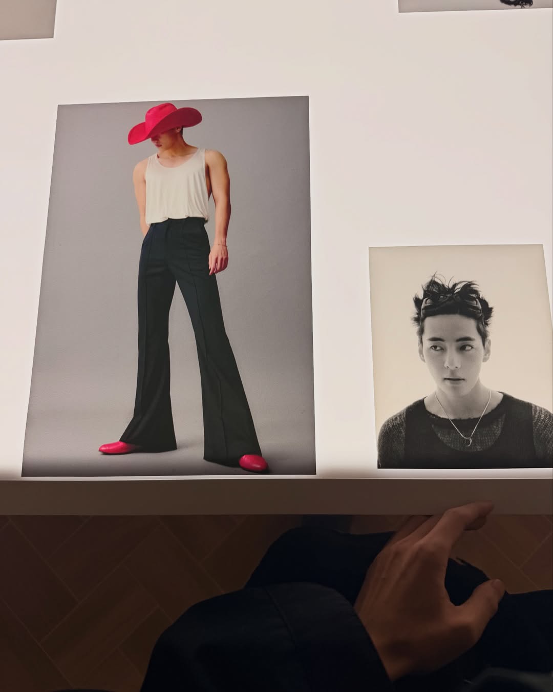 뷔, 두 번째 포토북 <V TYPE 非> 전시에 직접 등장 — Look 9