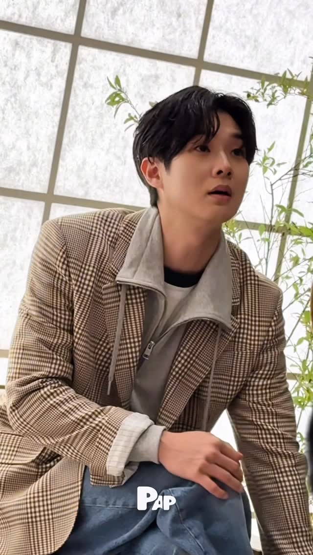 아미의 뮤즈가 된 그, 봄을 여는 체크 수트룩 — Cover