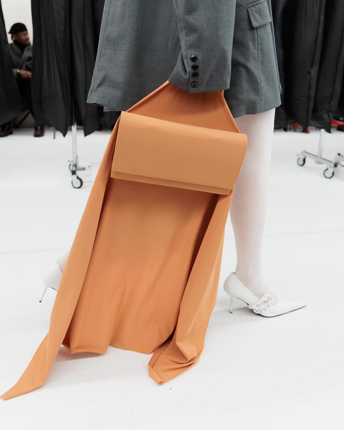 ABRA, FW24 메이크업 클러치와 포스터 백으로 뷰티를 재정의하다 — Look 4