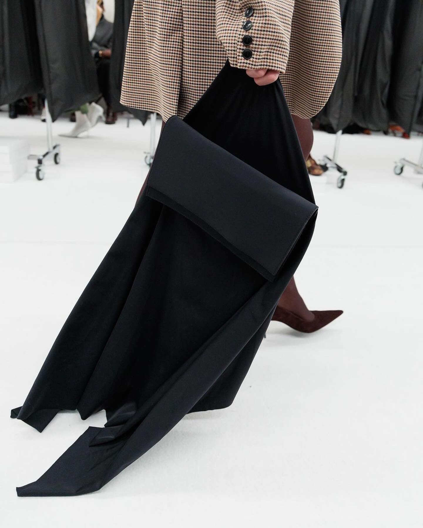 ABRA, FW24 메이크업 클러치와 포스터 백으로 뷰티를 재정의하다 — Look 5