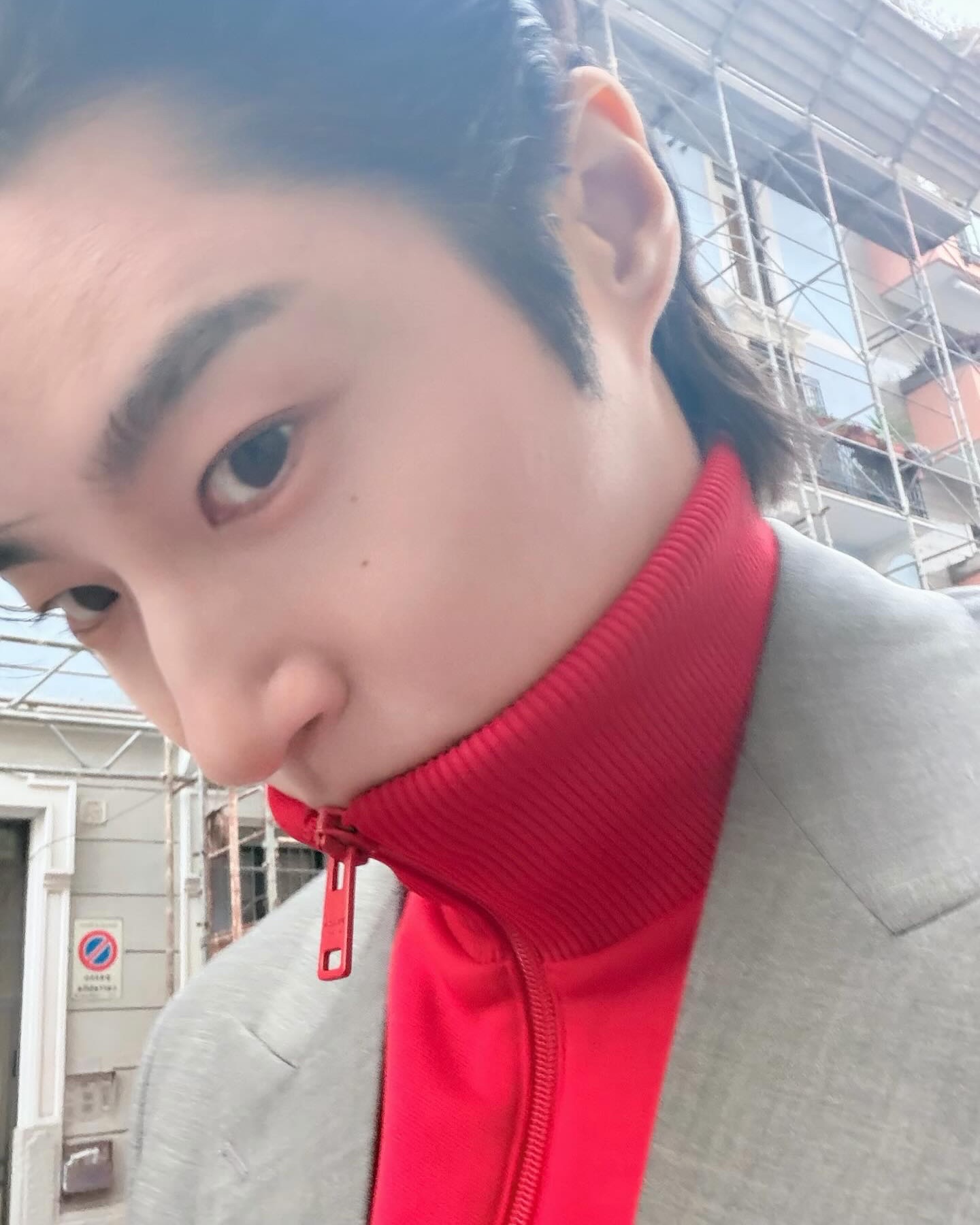 밀라노의 밤, 프라다를 입은 카리나와 변우석 — Look 2