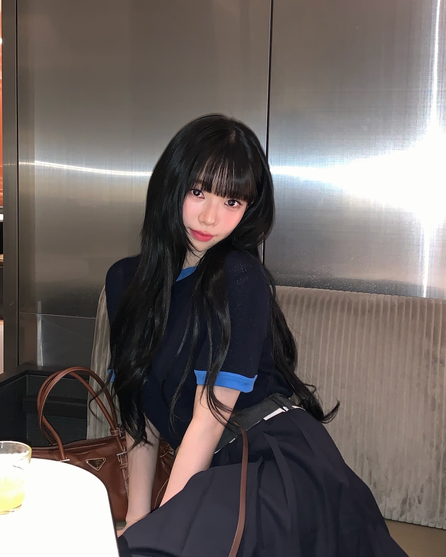 밀라노의 밤, 프라다를 입은 카리나와 변우석 — Look 3