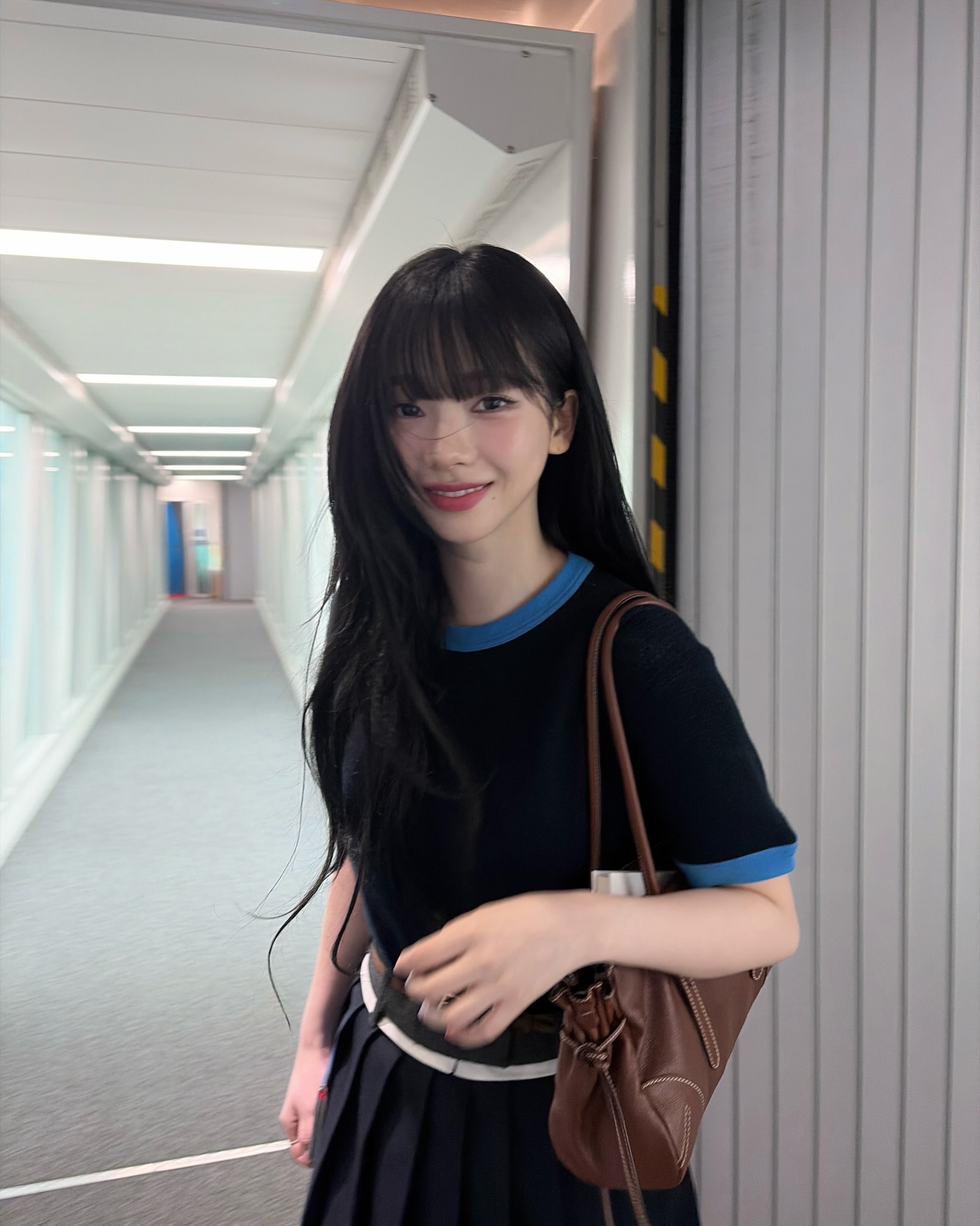 밀라노의 밤, 프라다를 입은 카리나와 변우석 — Look 5