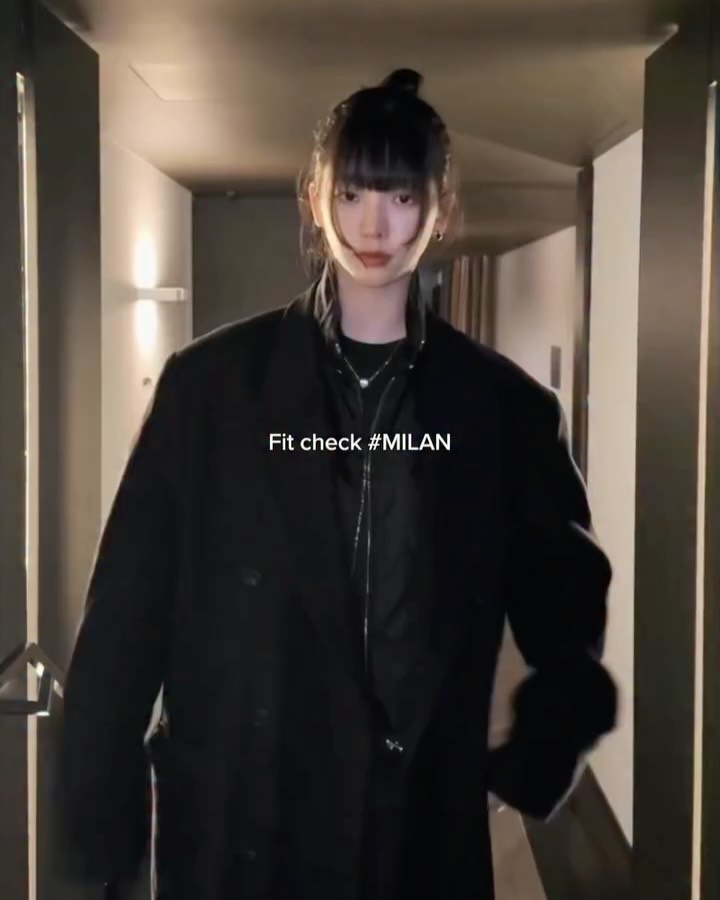 밀라노의 밤, 프라다를 입은 카리나와 변우석 — Look 7