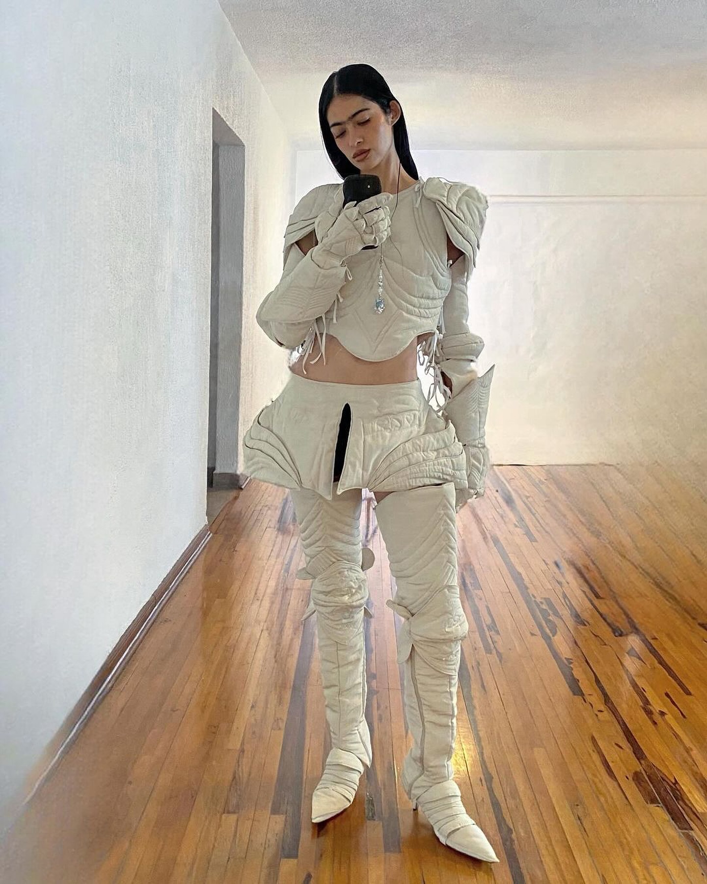 클라라 콜레트 미라몽, 퍼피 아머로 여성 파워 재해석 — Look 2