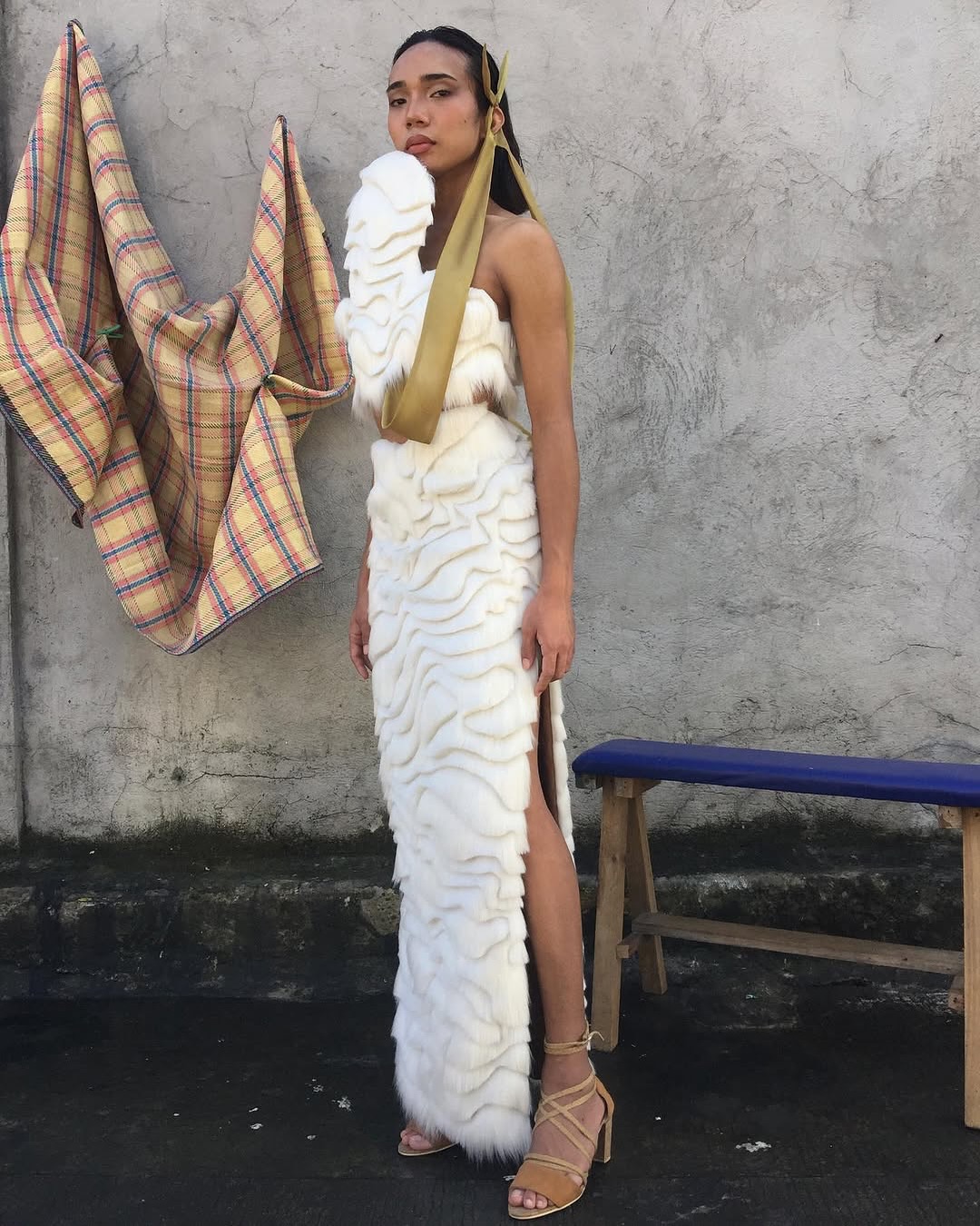 필리핀 공예를 조각으로 빚는 르비르모리아의 페이크 퍼 아트 — Look 8