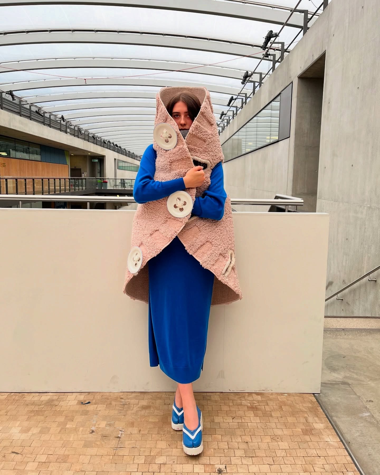 일상의 재발견, 버튼이 어깨를 지배하는 초현실 패션 — Look 5