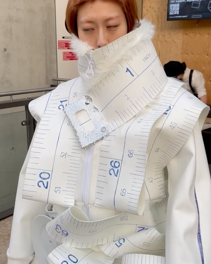 일상의 재발견, 버튼이 어깨를 지배하는 초현실 패션 — Look 8