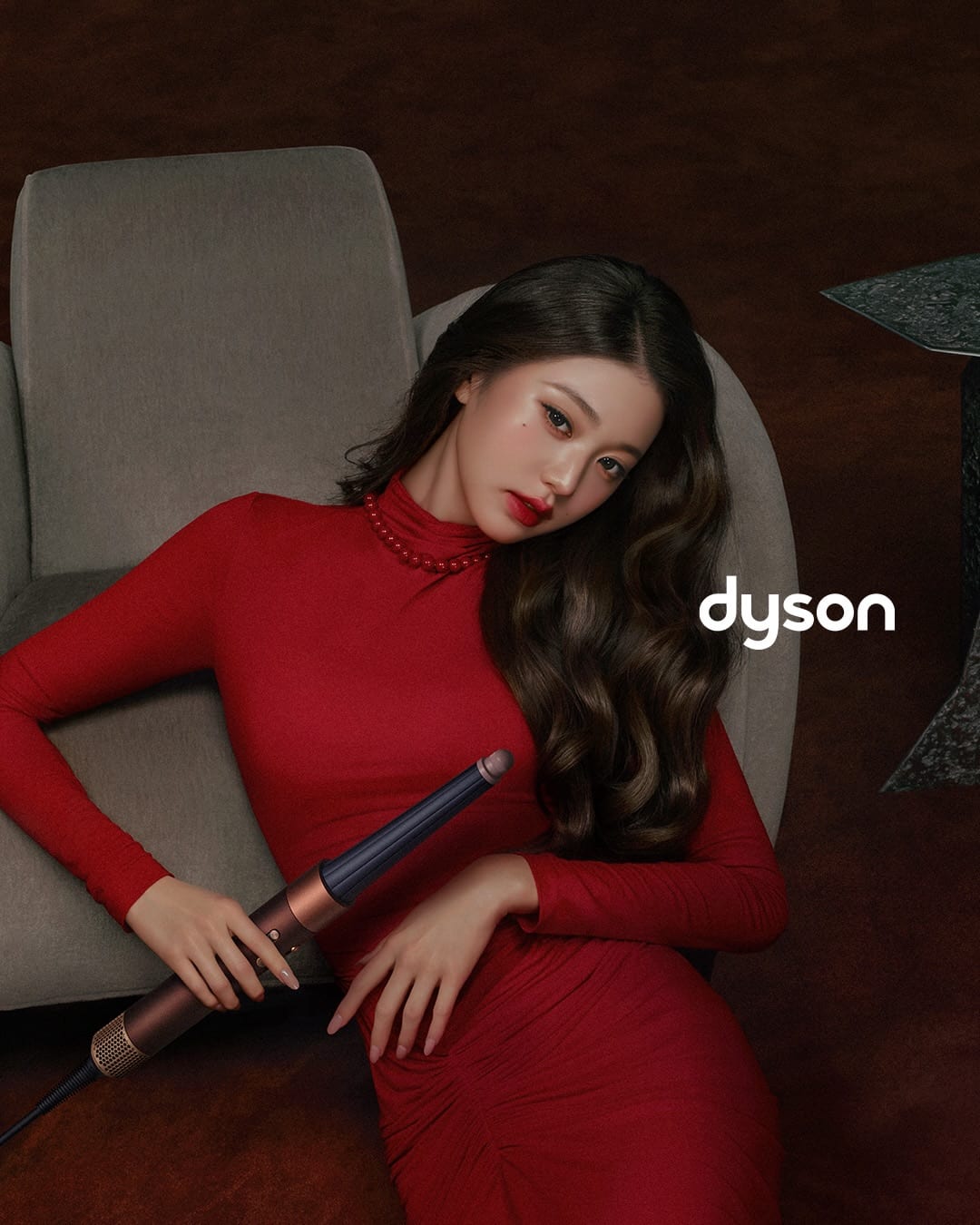 장원영과 박보검이 먼저 손에 쥔 다이슨 버건디 우드 — dyson, Look 2