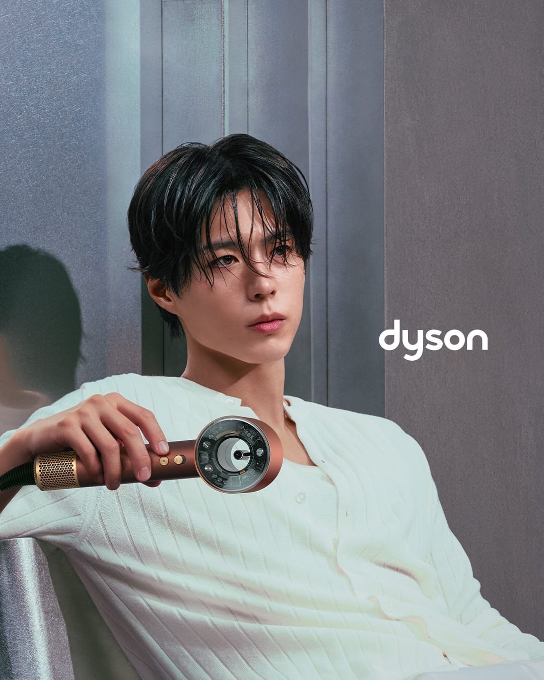 장원영과 박보검이 먼저 손에 쥔 다이슨 버건디 우드 — dyson, Look 4