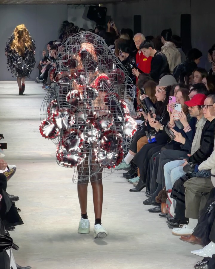 느와 케이 니노미야 FW26, 블랙으로 완성한 조형적 실험 — Look 2